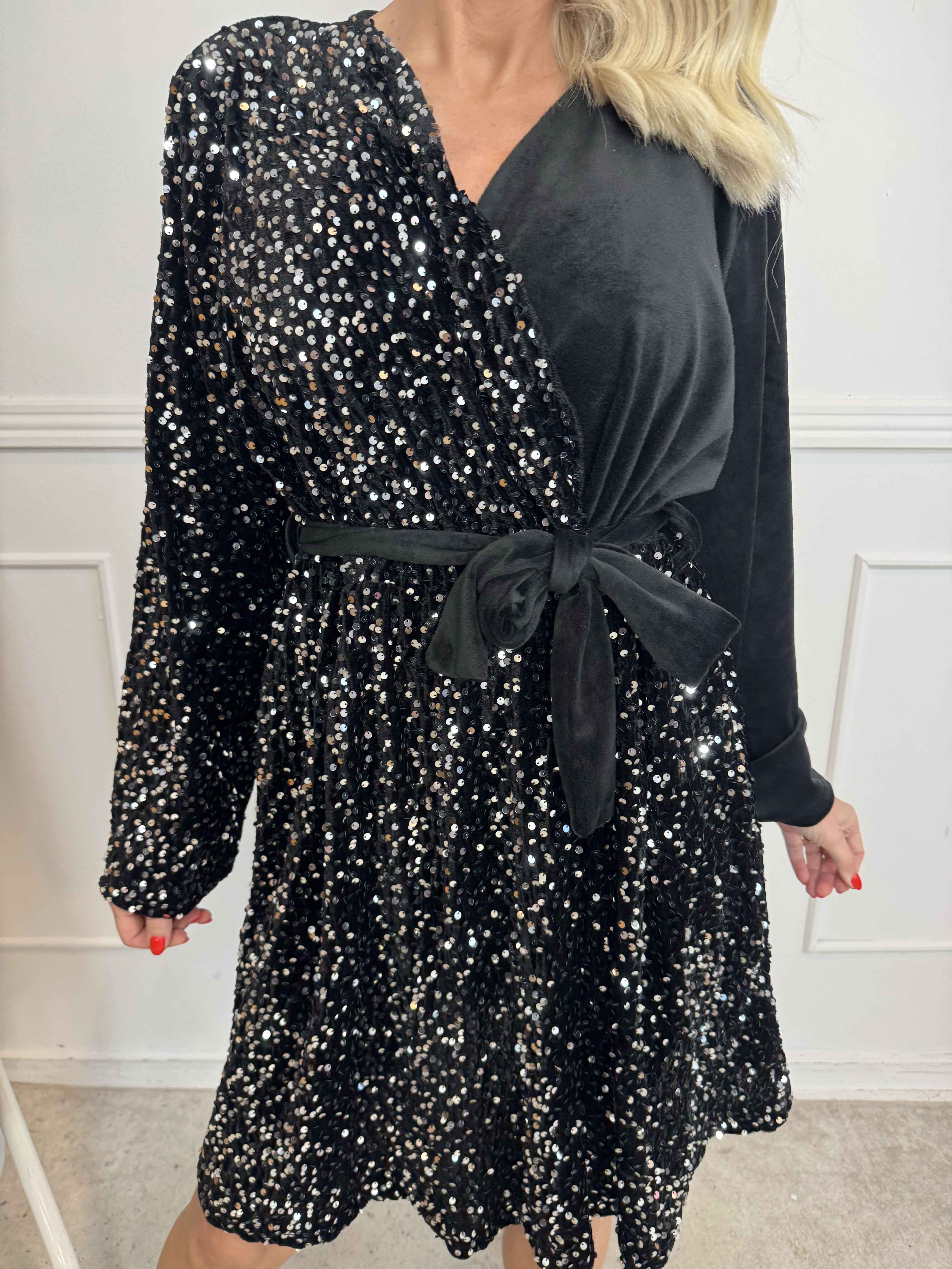 Bling - Söt plus size velourklänning i omlottlook med paljetter