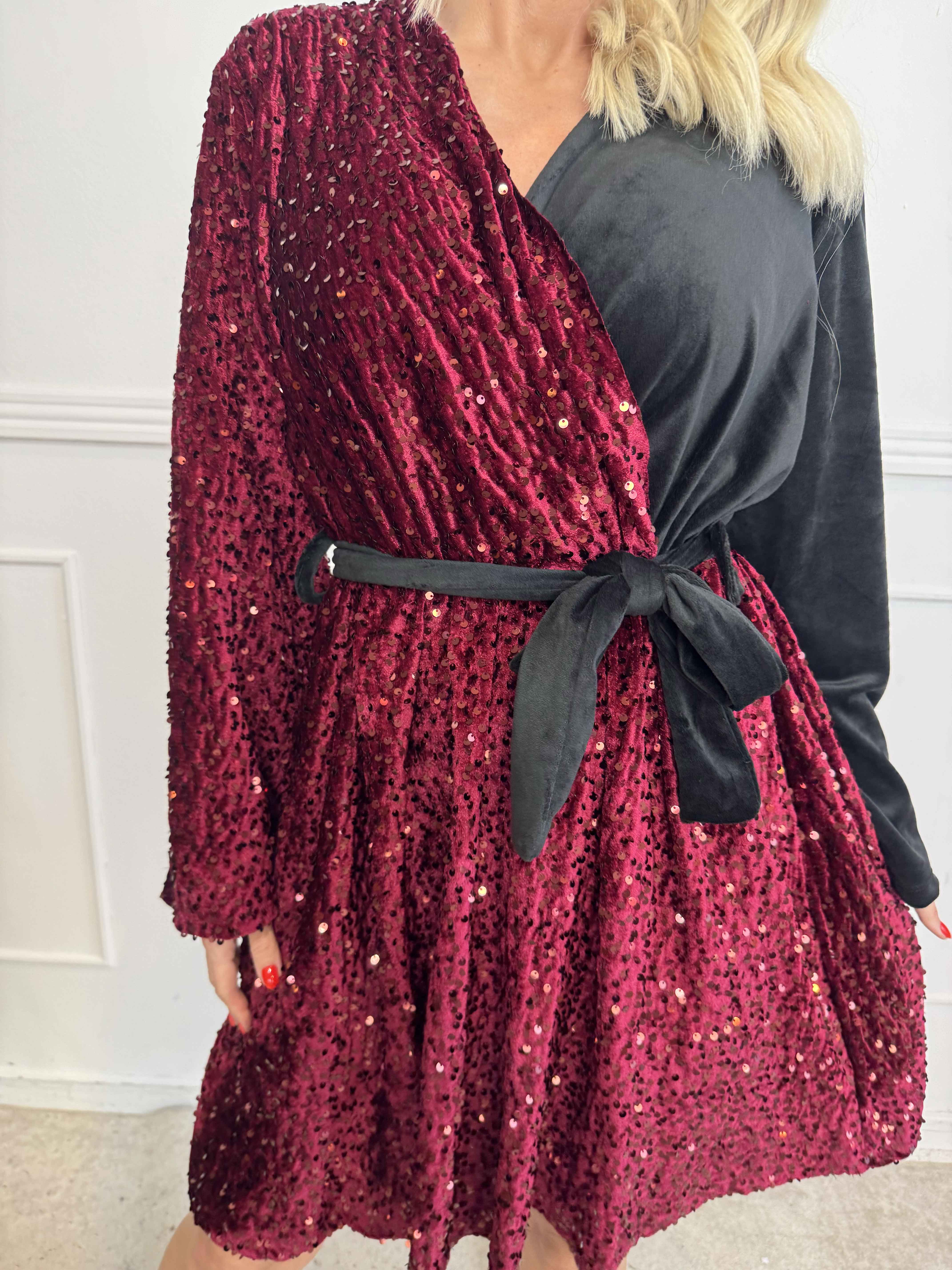 Bling - Söt plus size velourklänning i omlottlook med paljetter