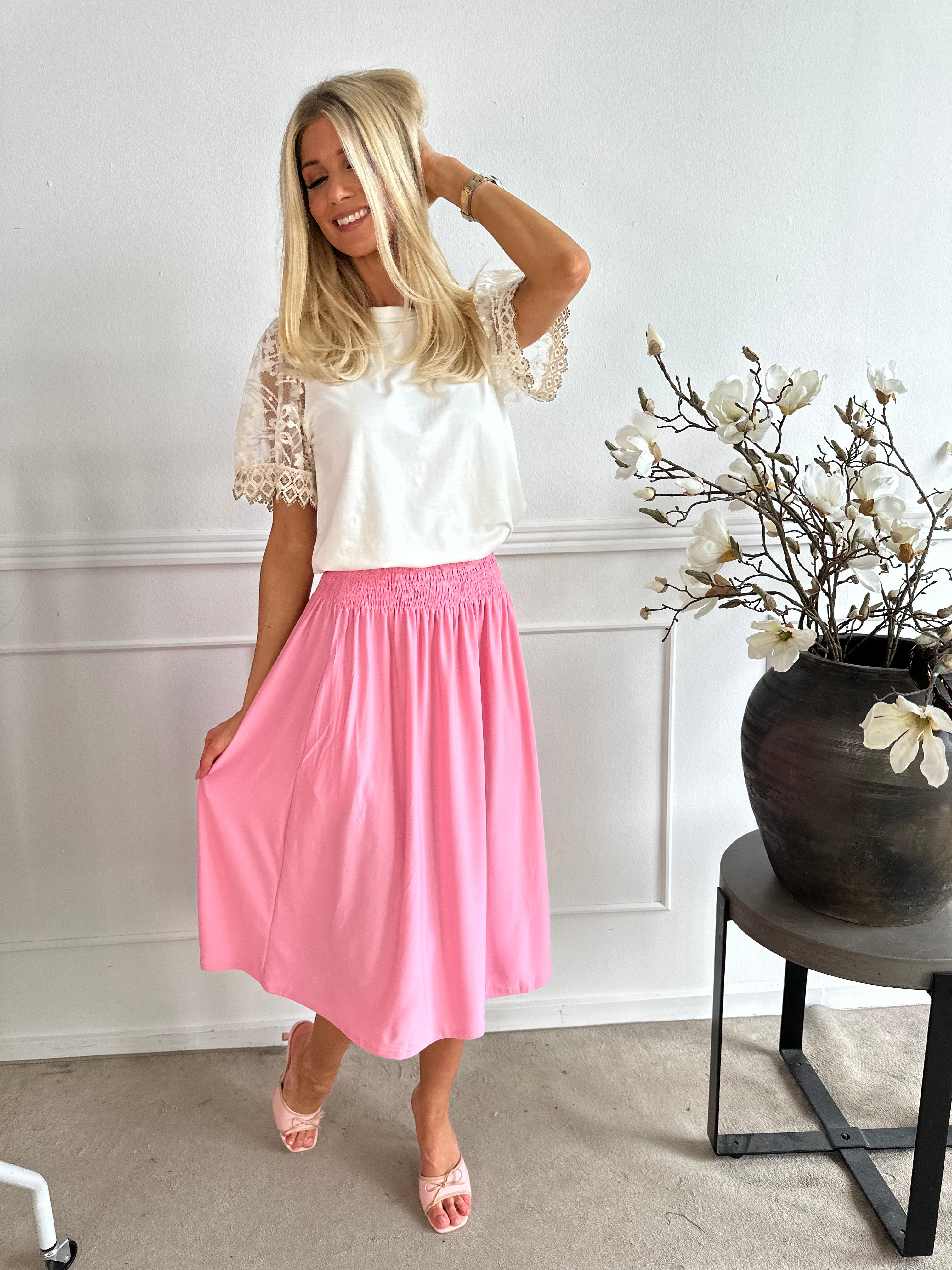 Pams Plain Midi Skirt - Kjol i stretchigt material med fickor