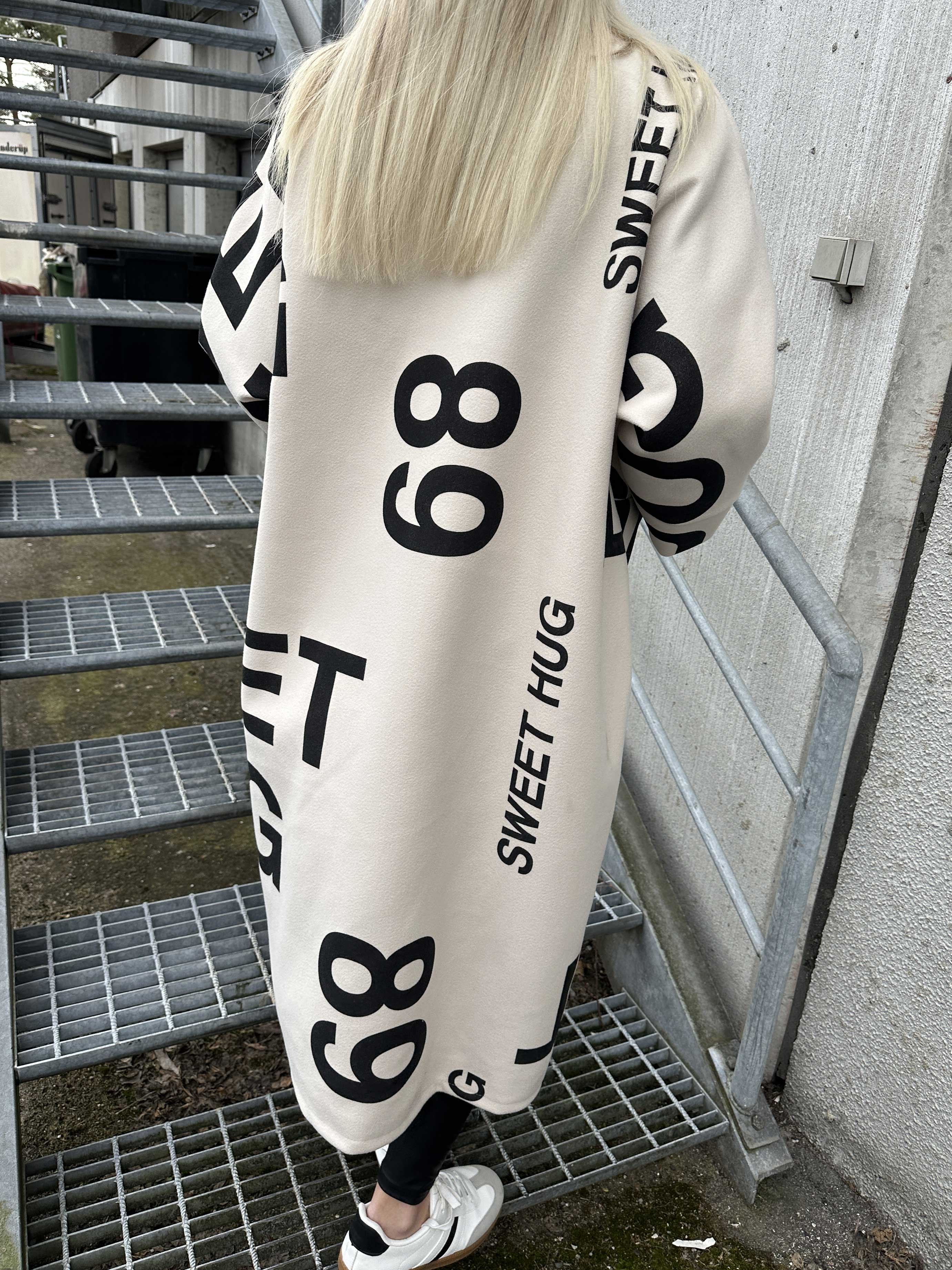 Annah Graphic - Oversized kappa med tydliga sömmar och text
