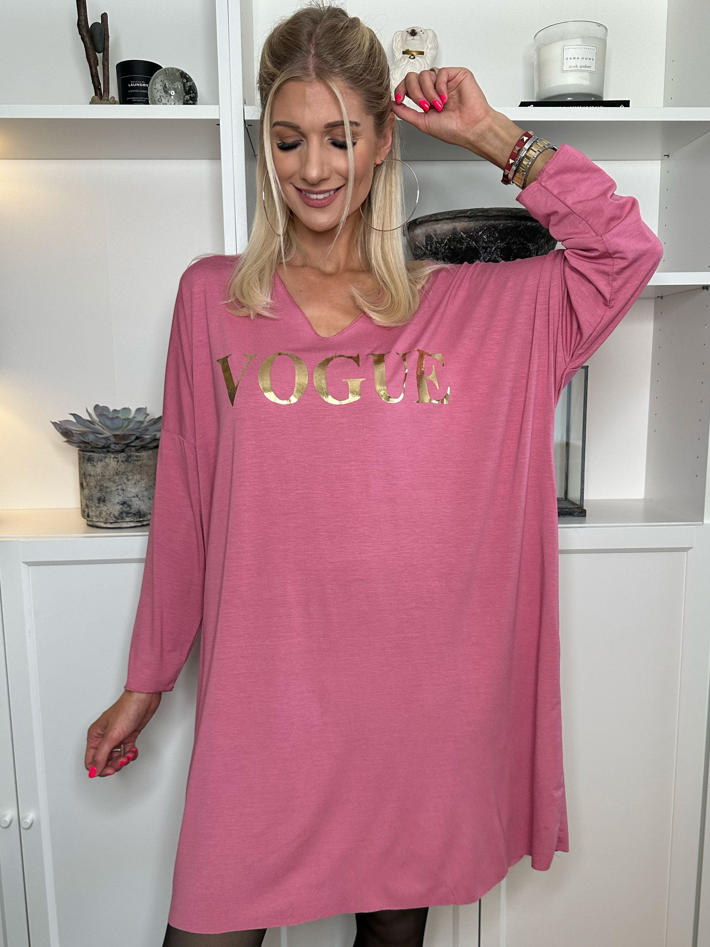 Vogue Long Sleeve - Långärmad klänning i viskos med guldskrift