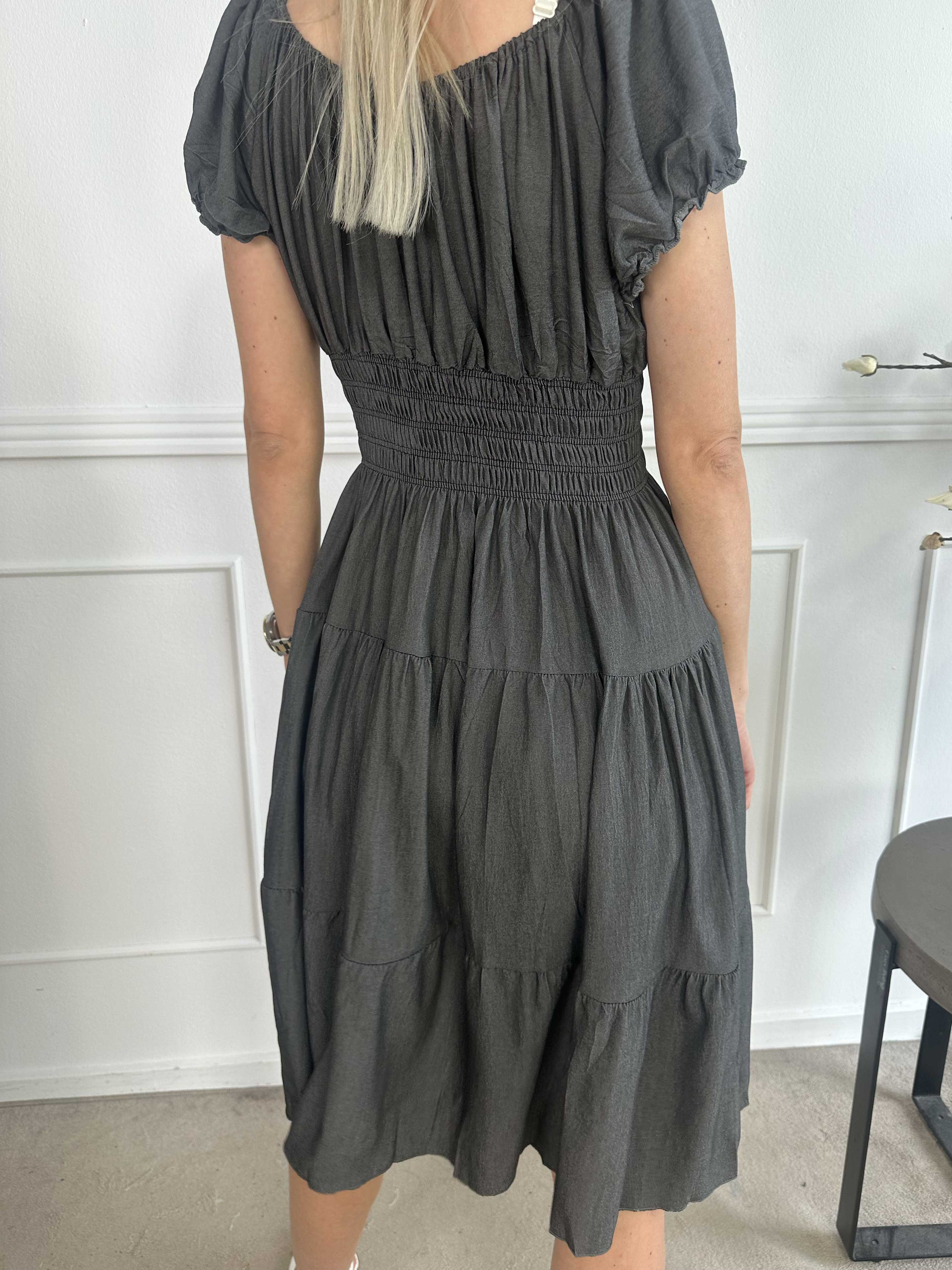 Alexina Short - Kort klänning i denimlook med resår i midjan