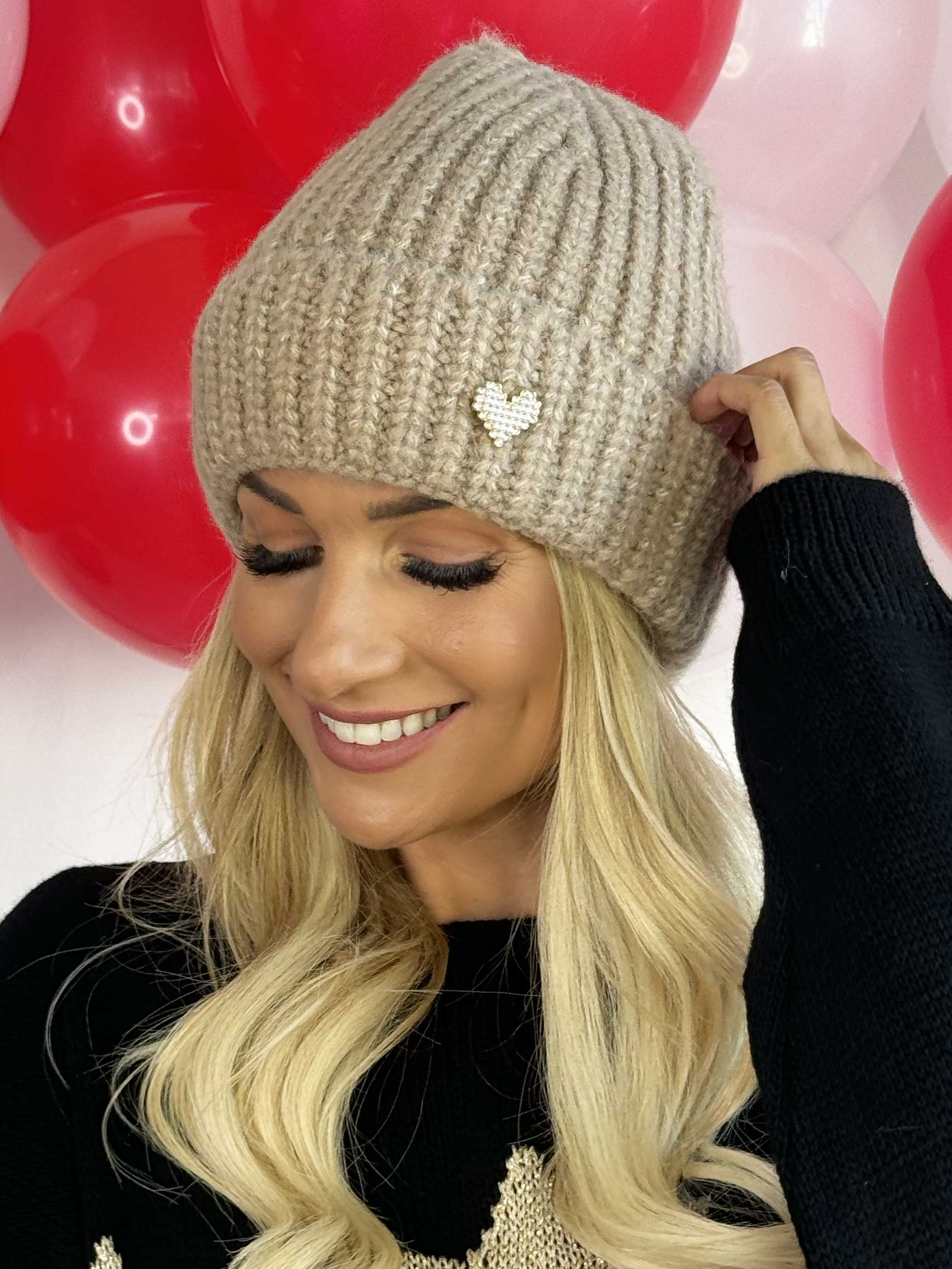 Eliana - Mjuk mössa med foder och hjärtsmycke