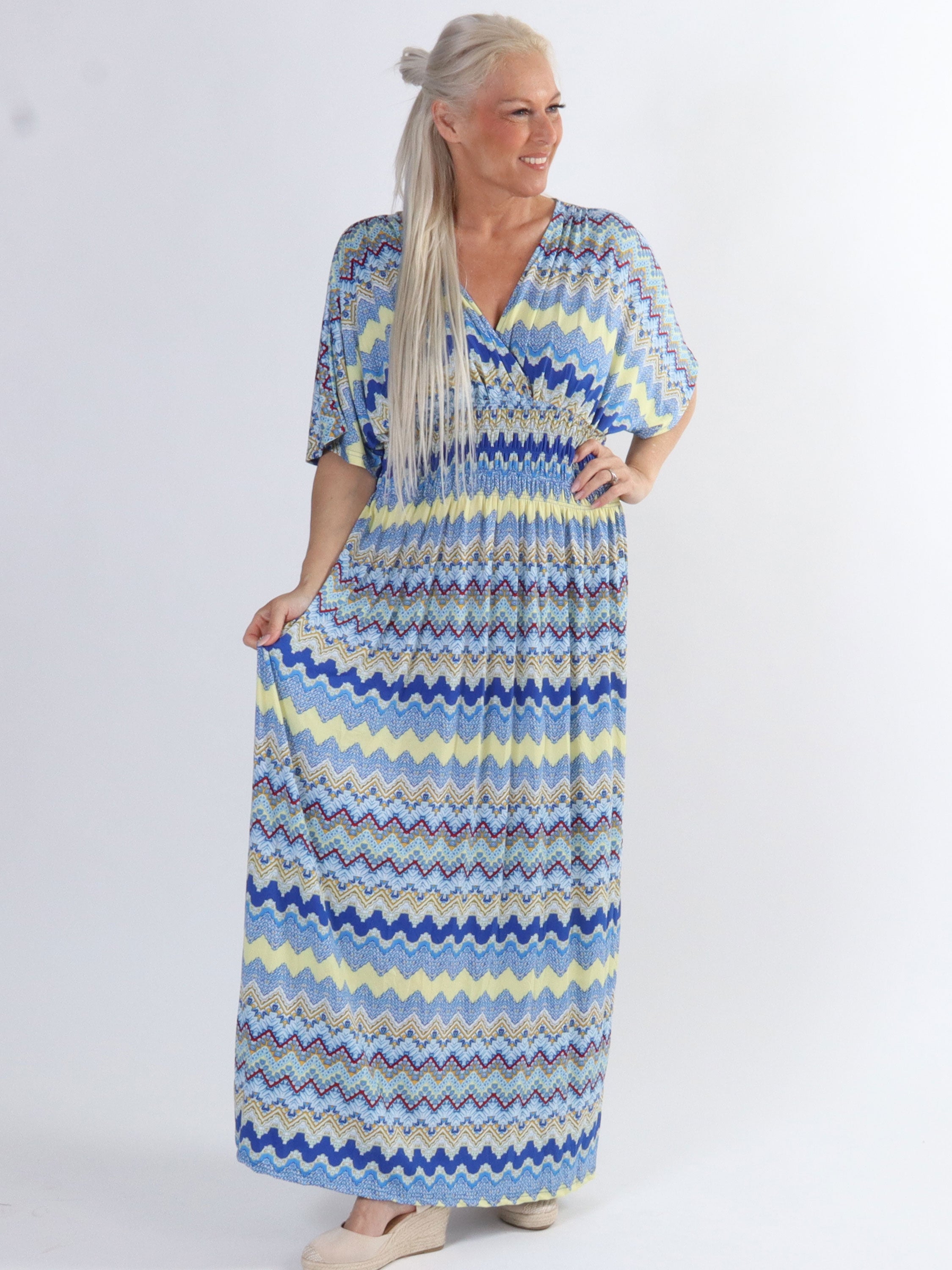 Pams Zigzag - Lång elastisk plus size klänning i skrynkelfritt material