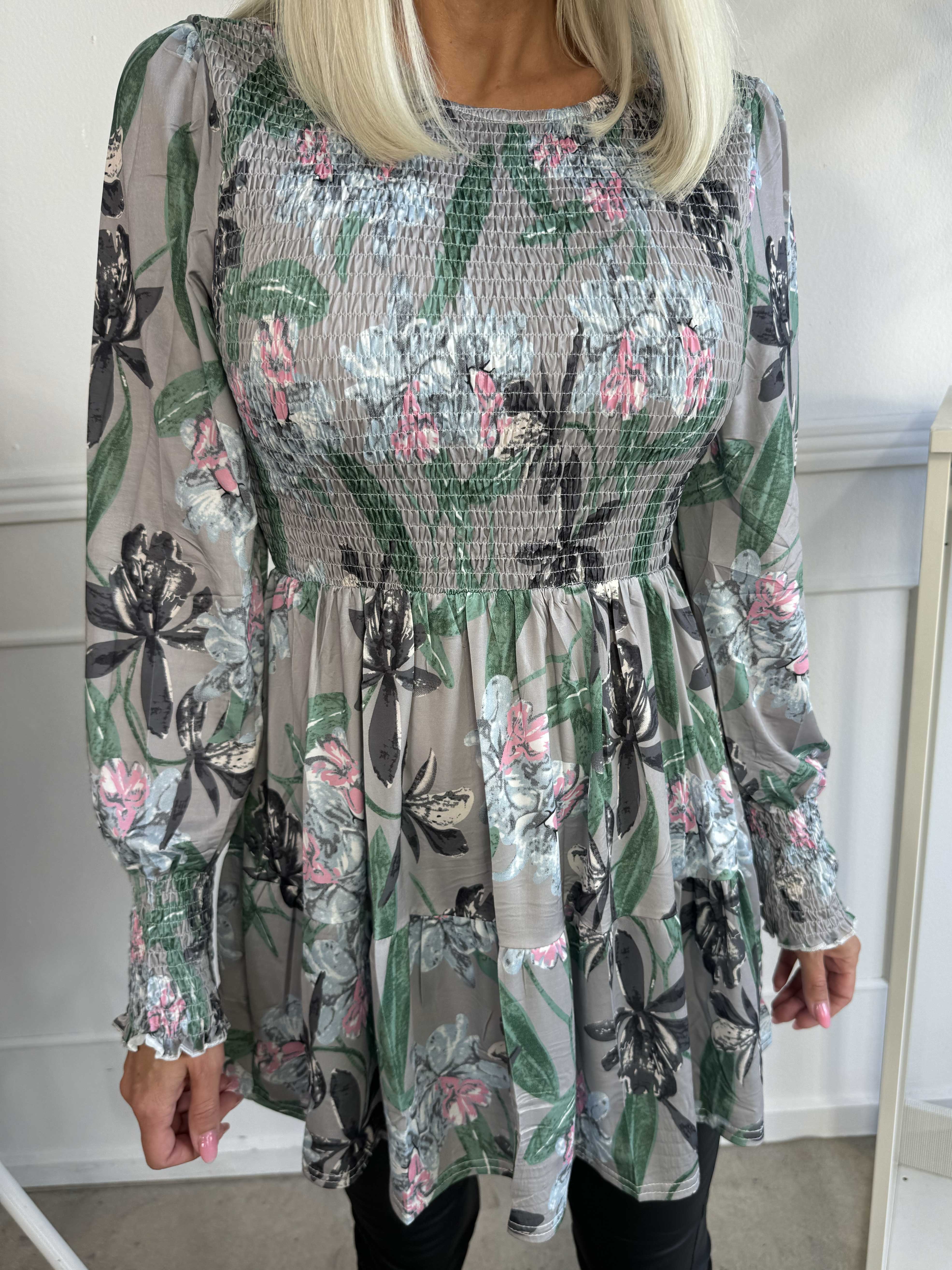Kelly Flower Shirt - Elastisk blus med smock över bröstet