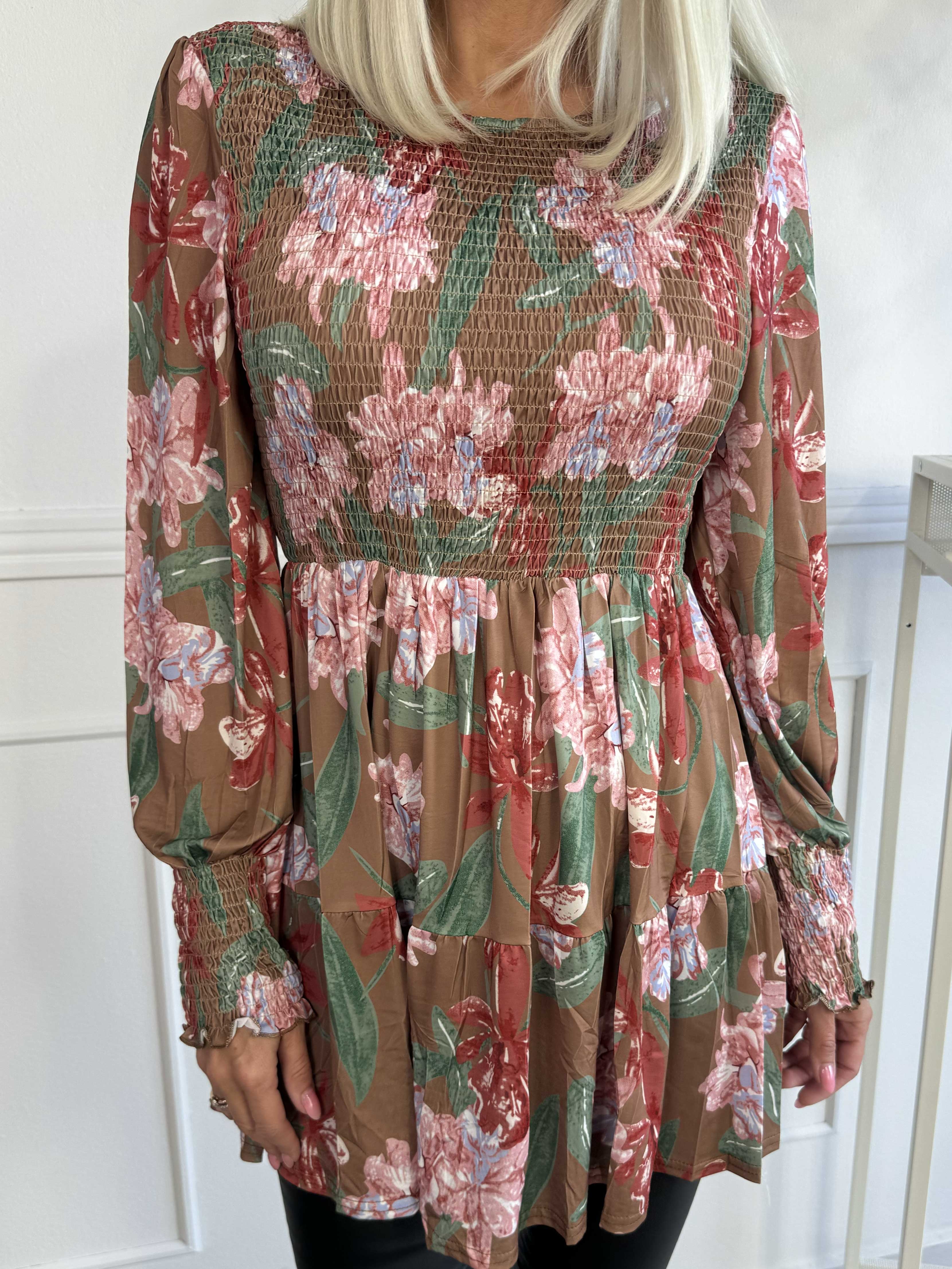 Kelly Flower Shirt - Elastisk blus med smock över bröstet