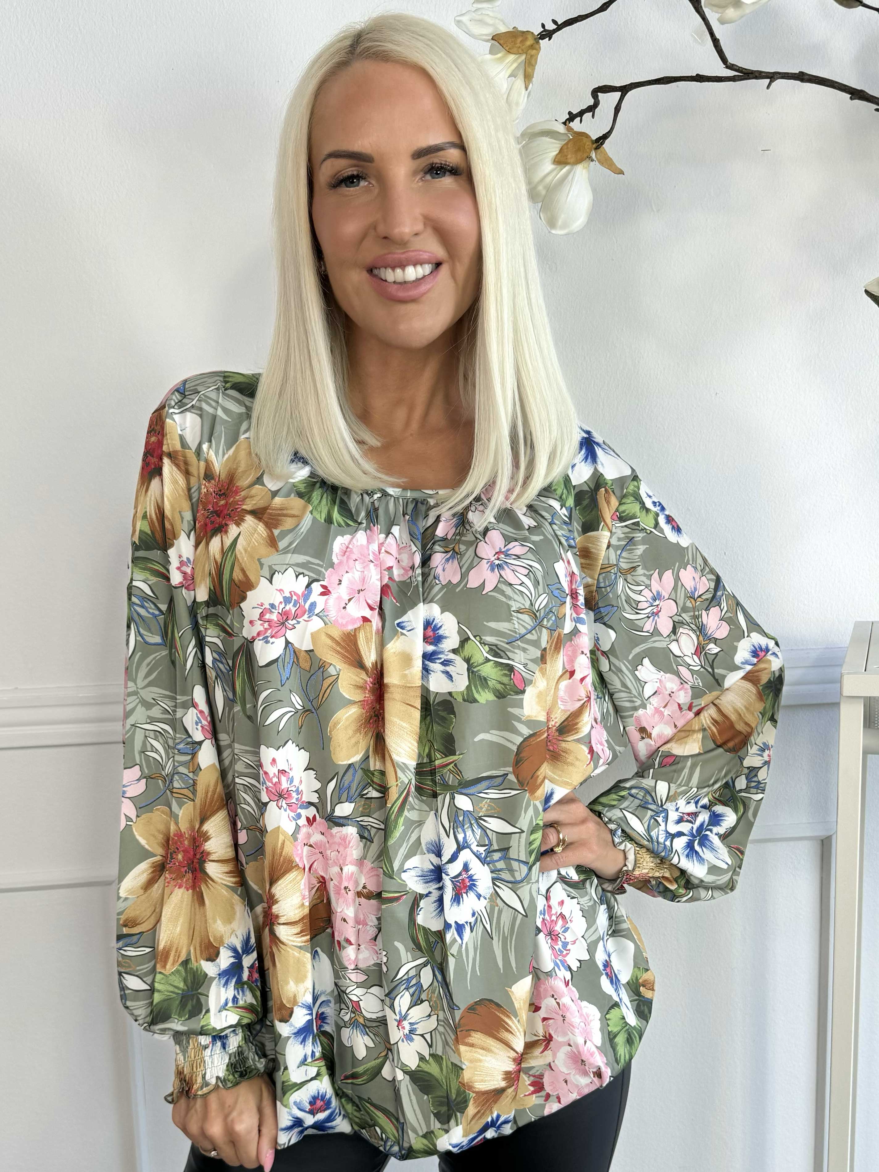 Miracle Floral L/S - Elastisk blommig blus med långa ärmar