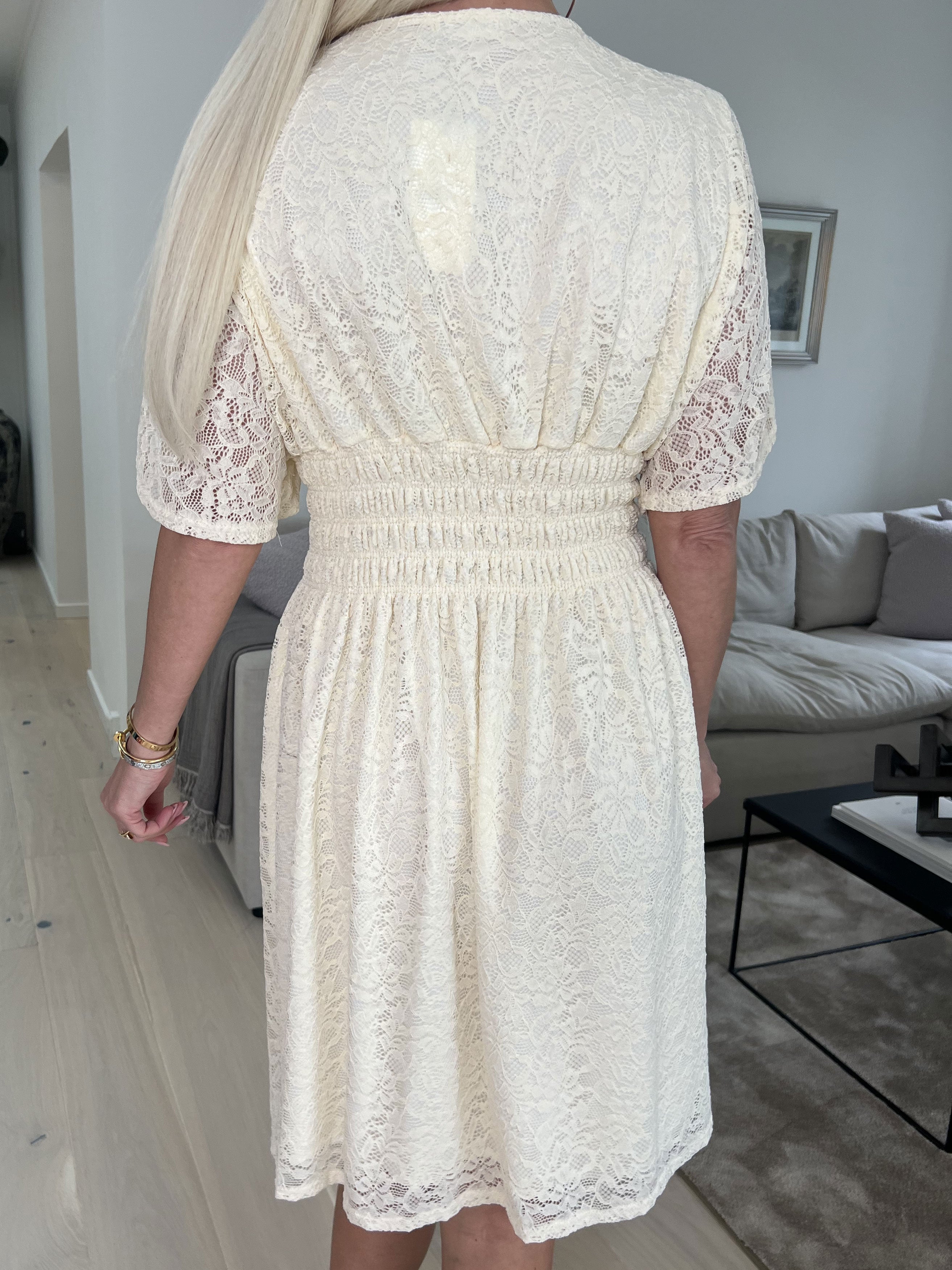 Pams Lace Short S/S - Kort spetsklänning med korta ärmar