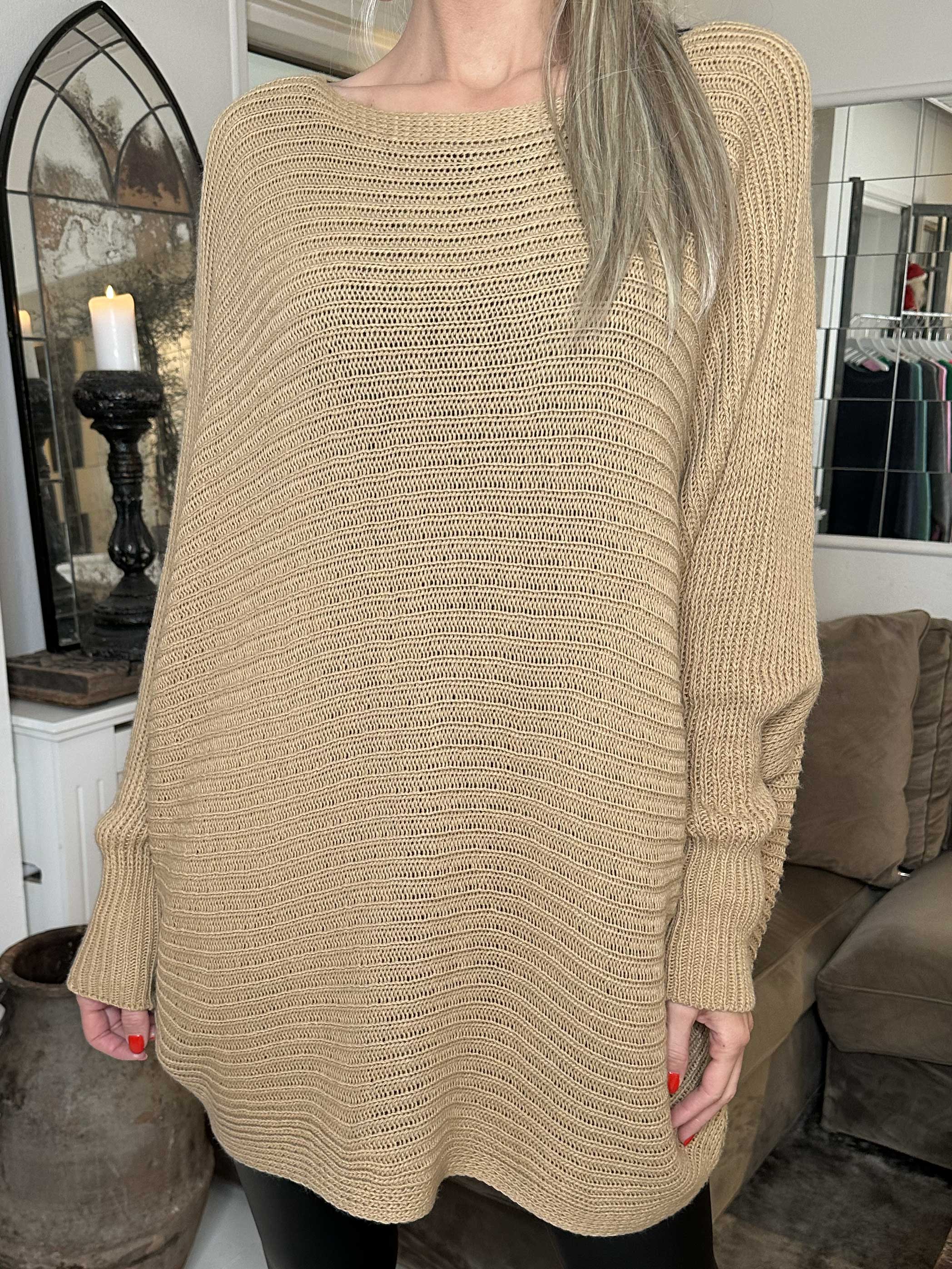 Gabbi - Oversized stickat med fladdermusärmar