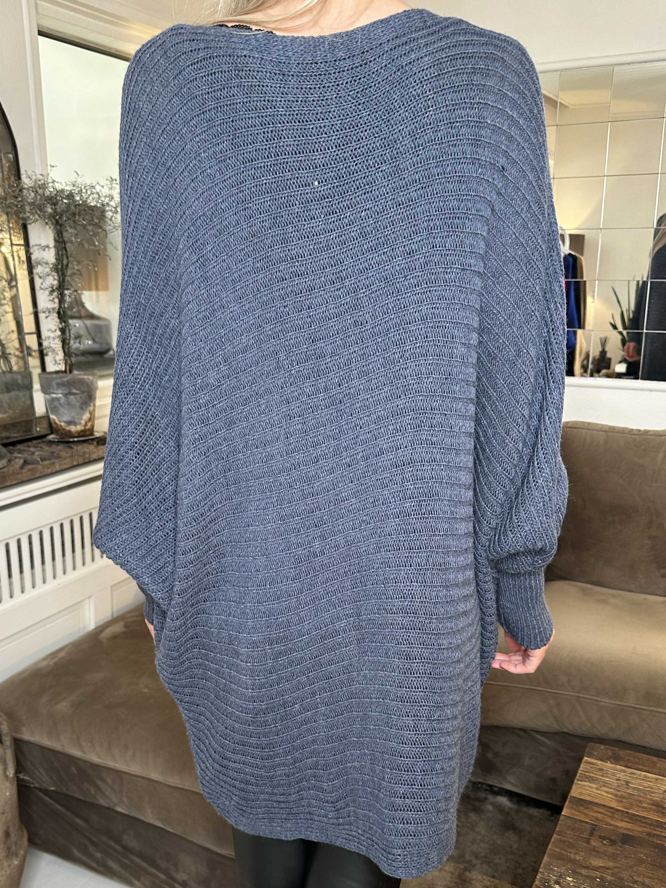 Gabbi - Oversized stickat med fladdermusärmar