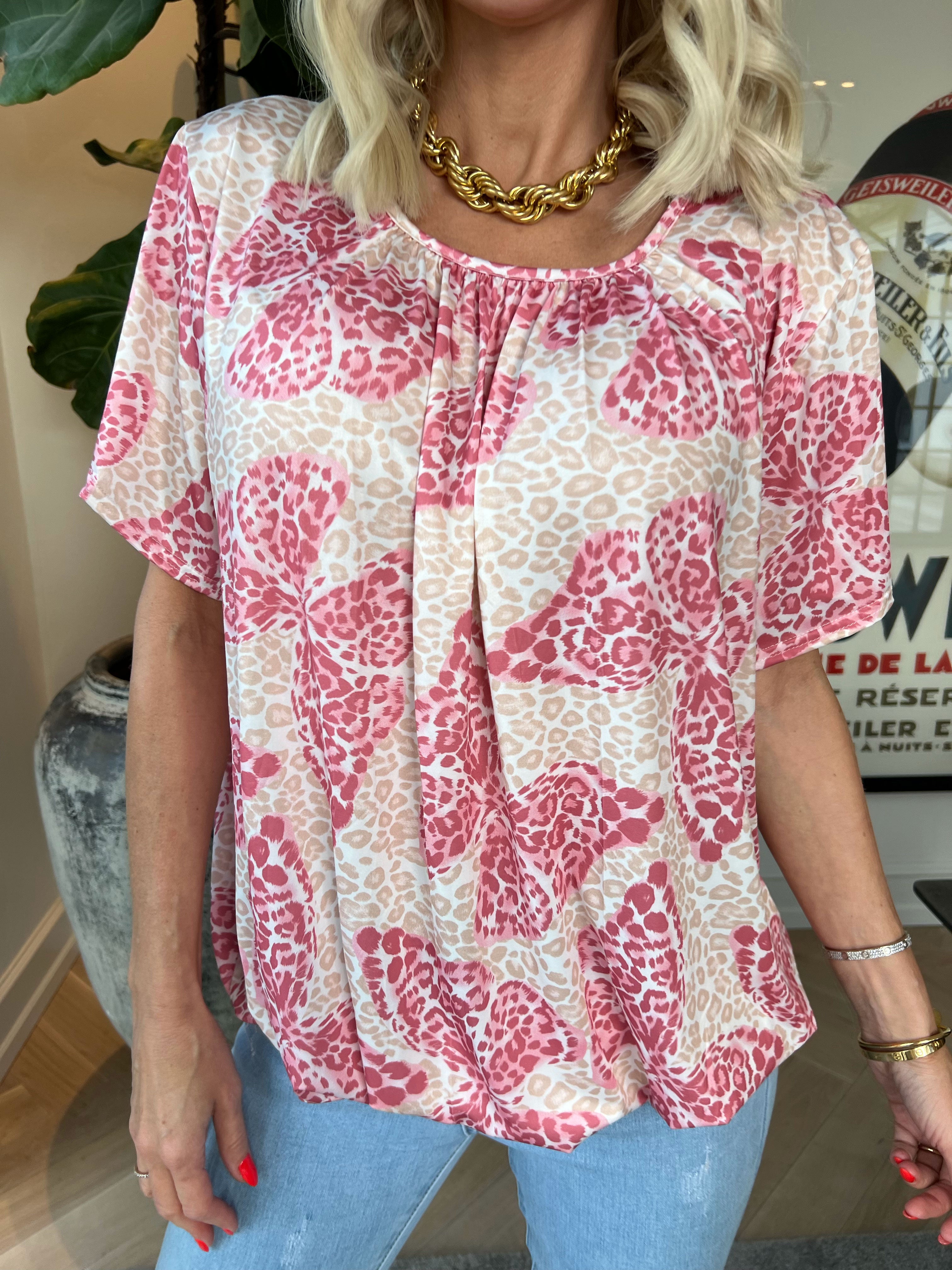 Miracle Butterfly - T-shirt med leopardtryck, fjäril och resår nedtill för en ledig look