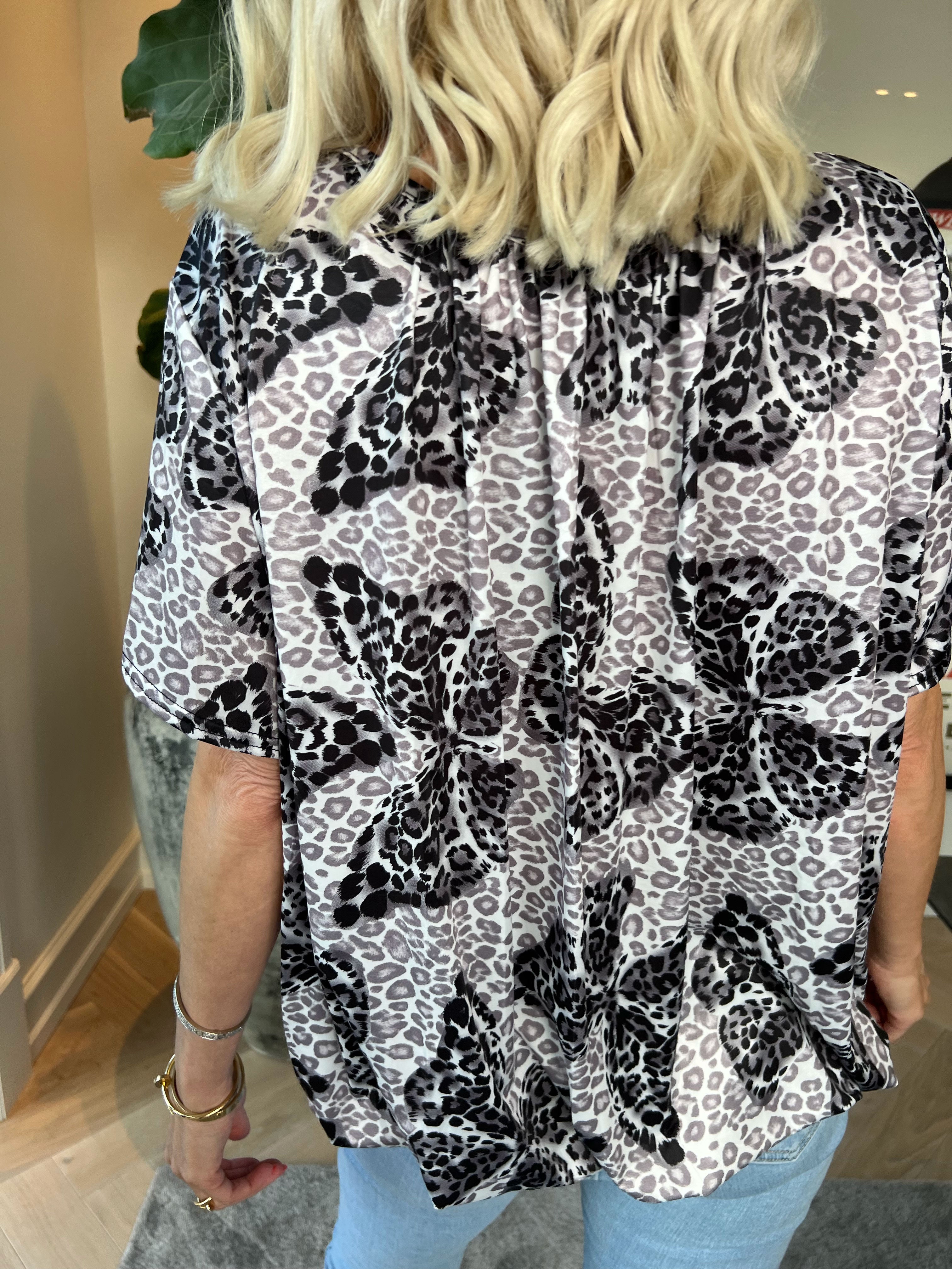 Miracle Butterfly - T-shirt med leopardtryck, fjäril och resår nedtill för en ledig look