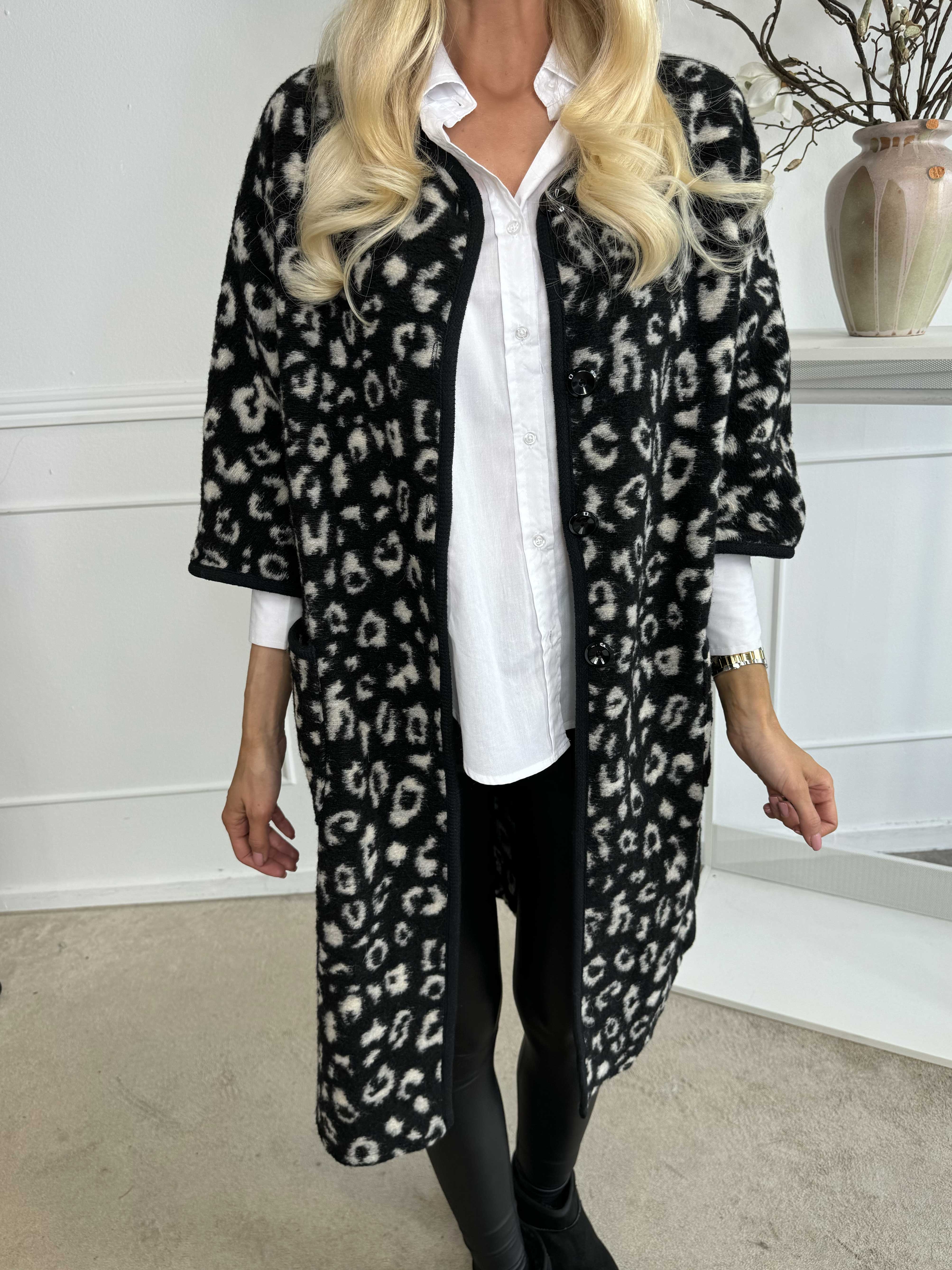 Arianna Leo - Leopardmönstrad kappa med ullfoder