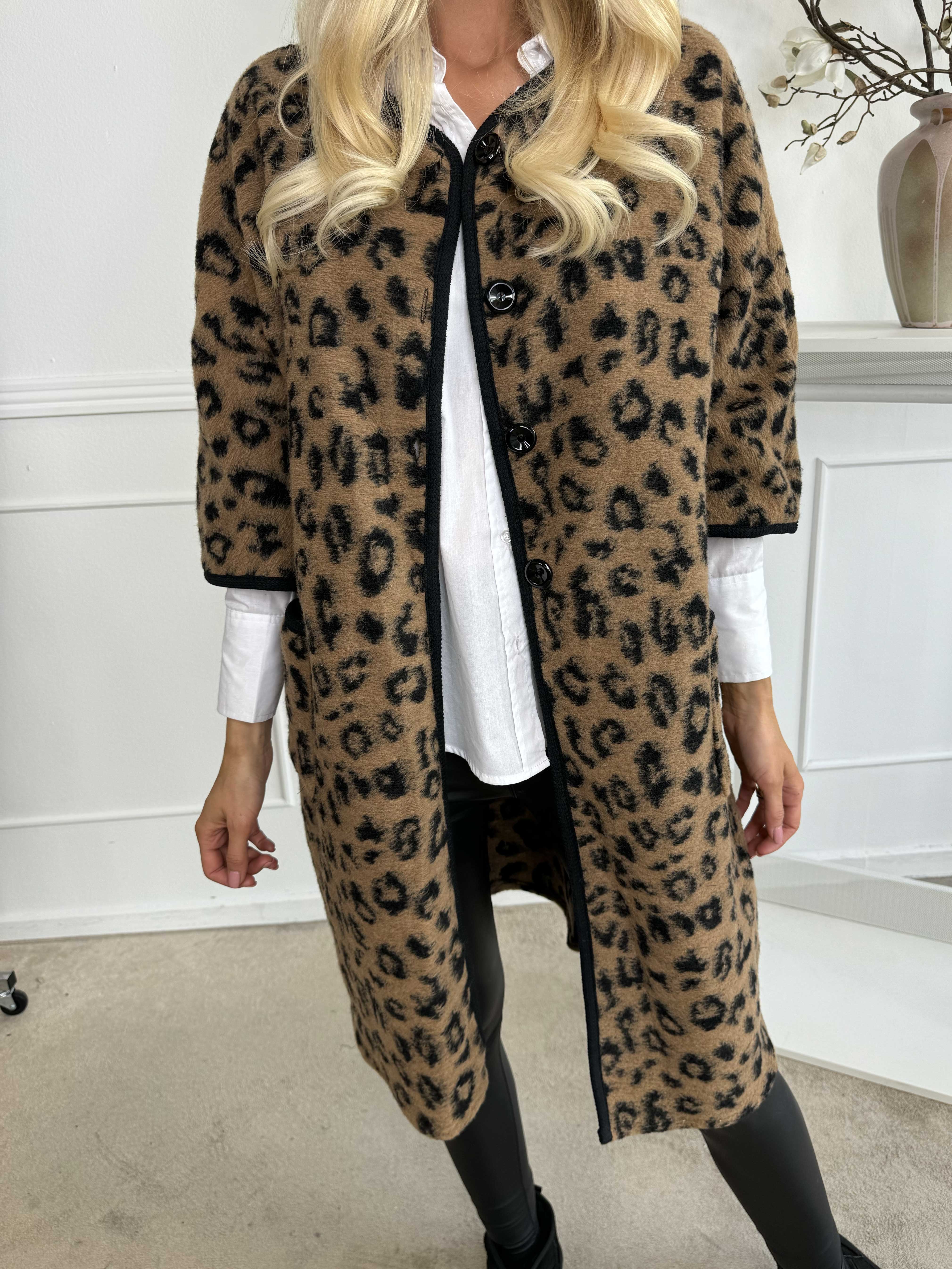 Arianna Leo - Leopardmönstrad kappa med ullfoder