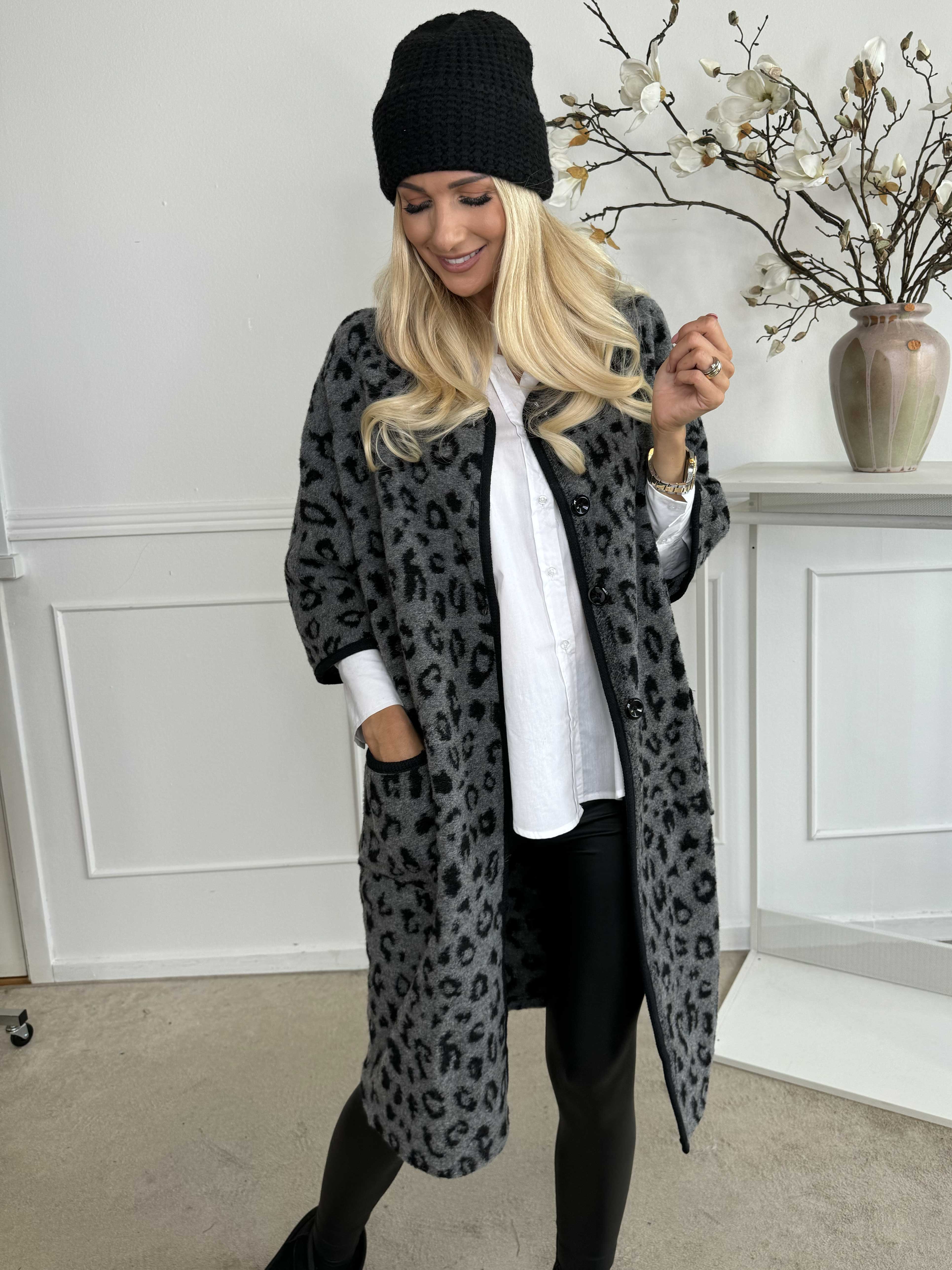 Arianna Leo - Leopardmönstrad kappa med ullfoder