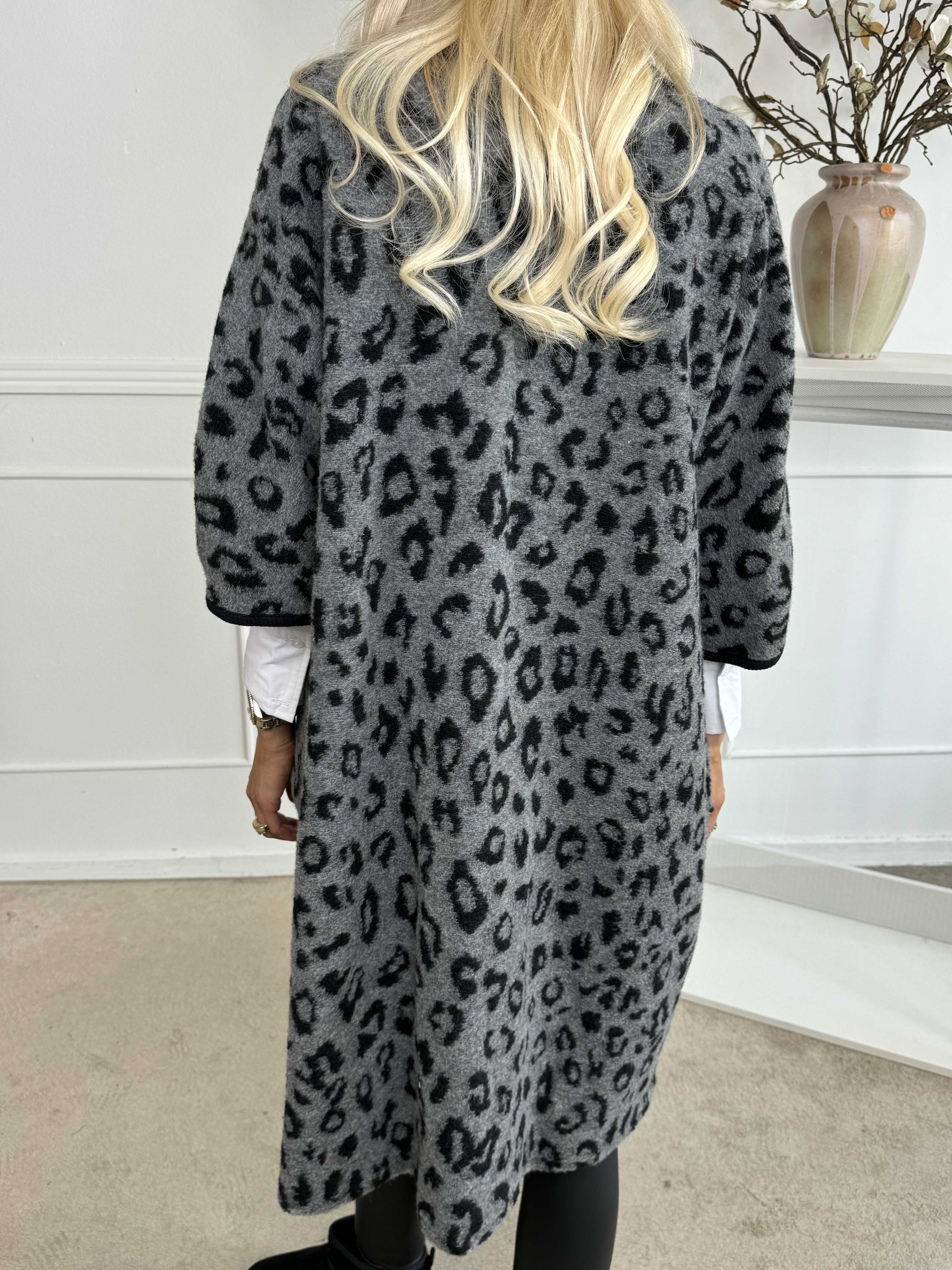 Arianna Leo - Leopardmönstrad kappa med ullfoder