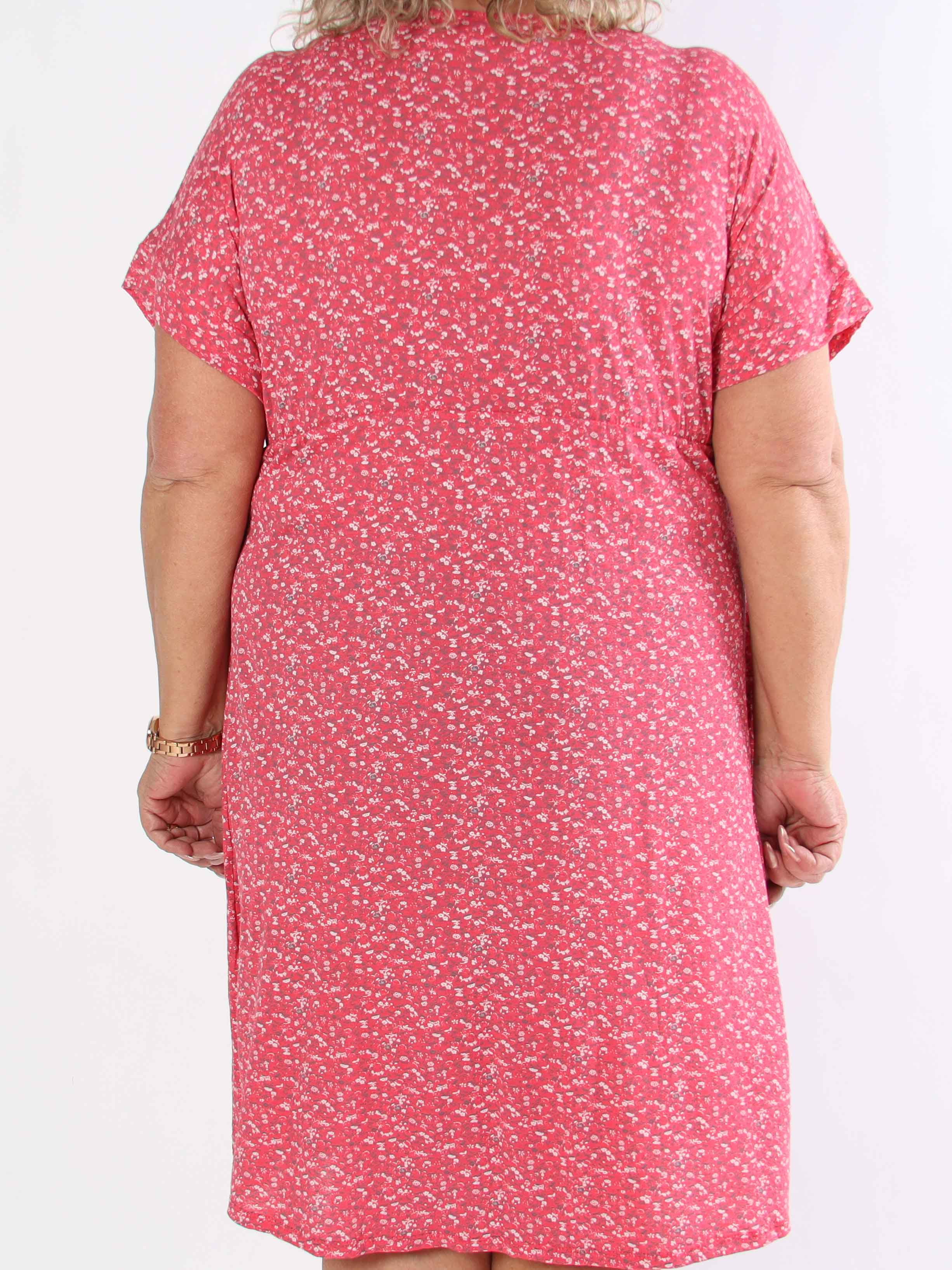 Maryam - Söt plus size klänning i mjuk viskos med blomstermönster