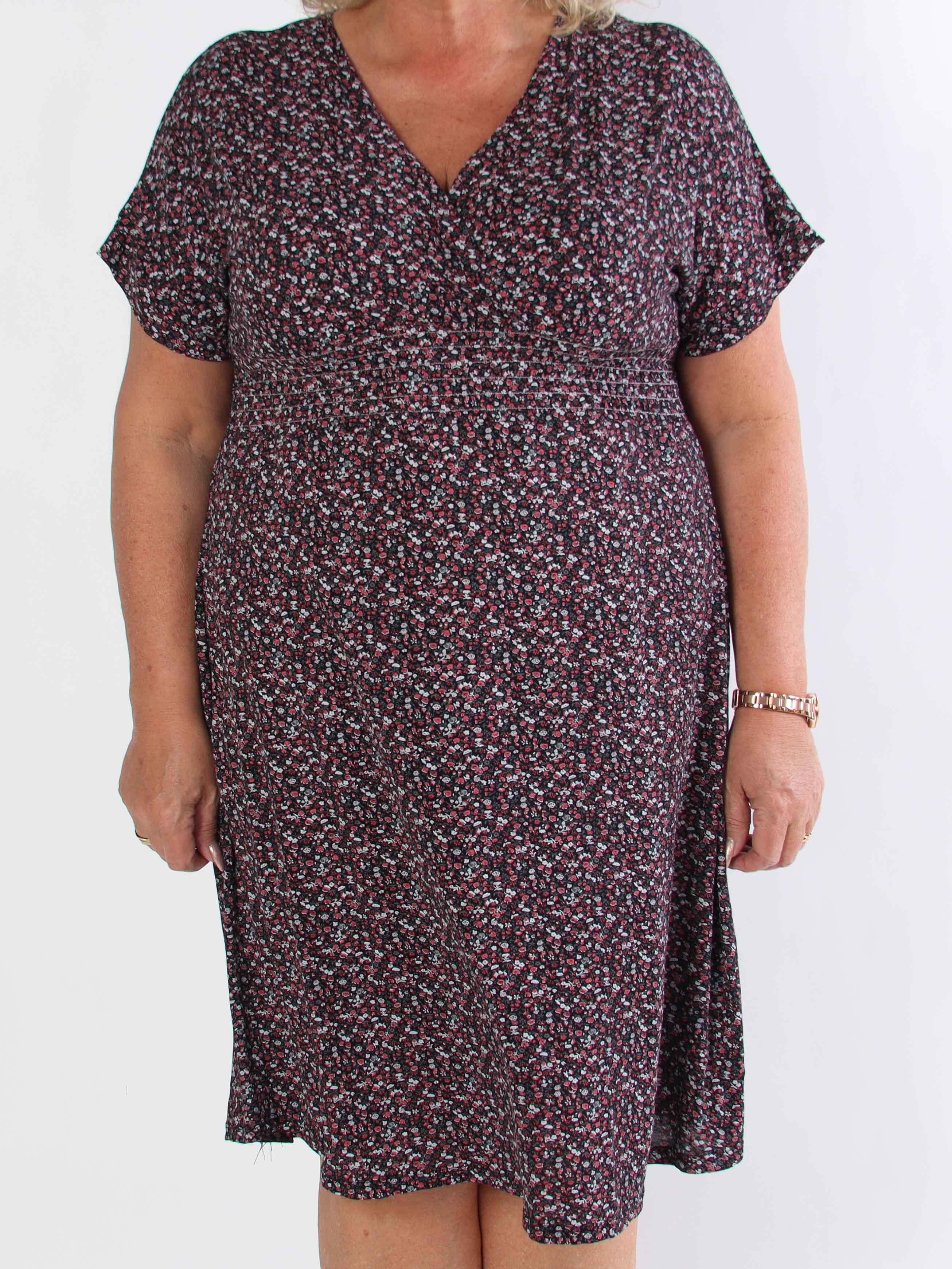 Maryam - Söt plus size klänning i mjuk viskos med blomstermönster