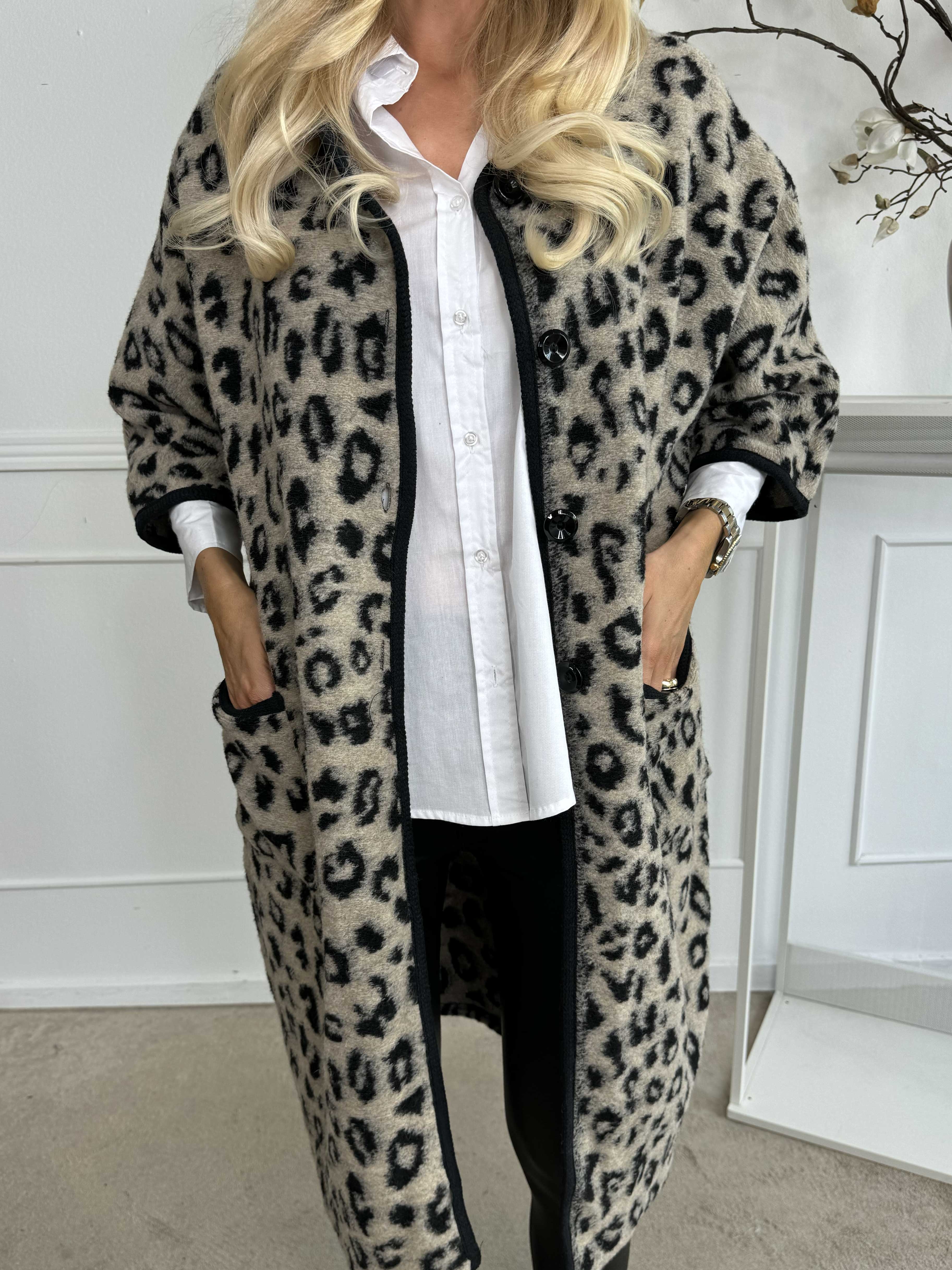 Arianna Leo - Leopardmönstrad kappa med ullfoder