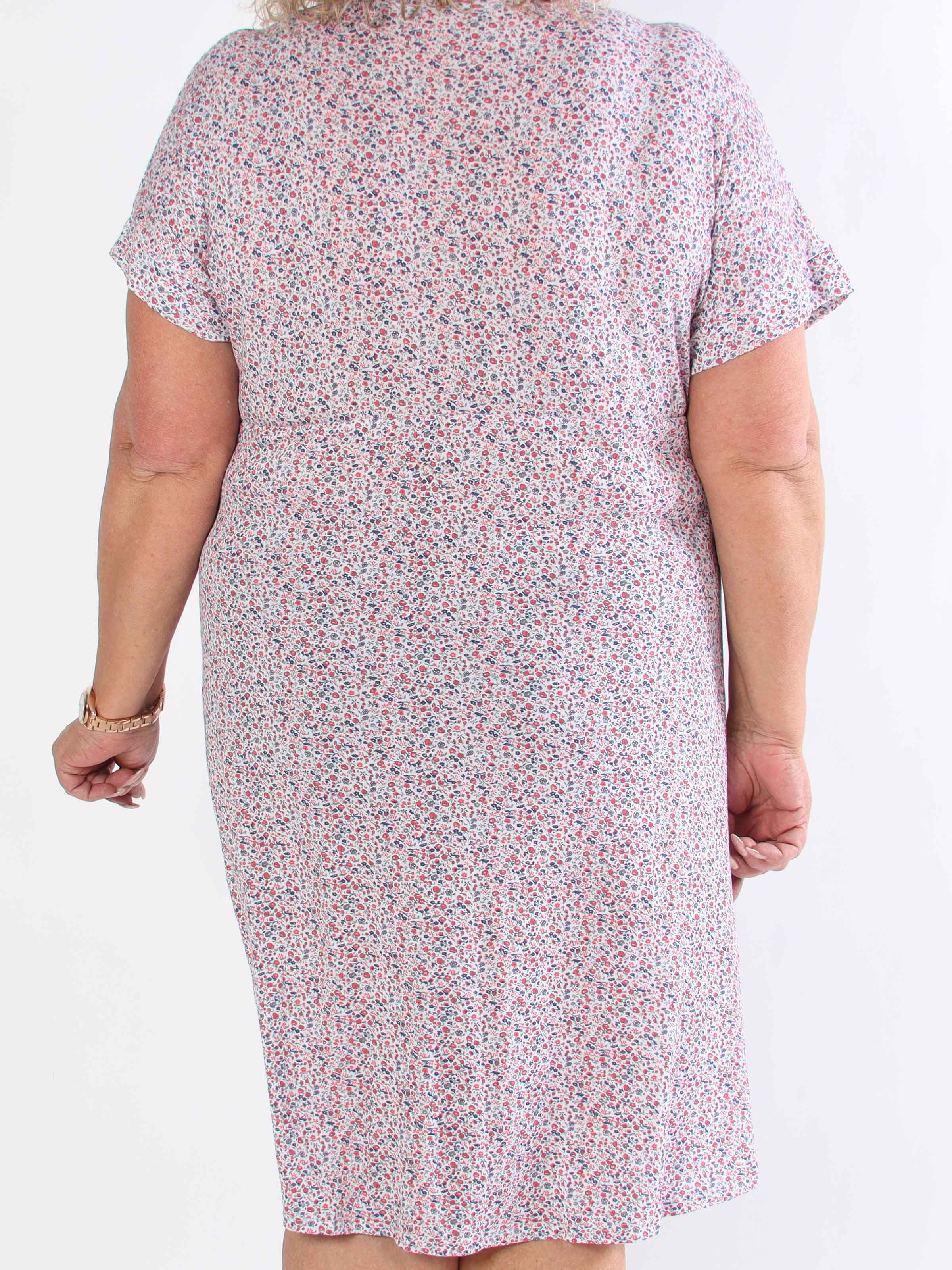 Maryam - Söt plus size klänning i mjuk viskos med blomstermönster
