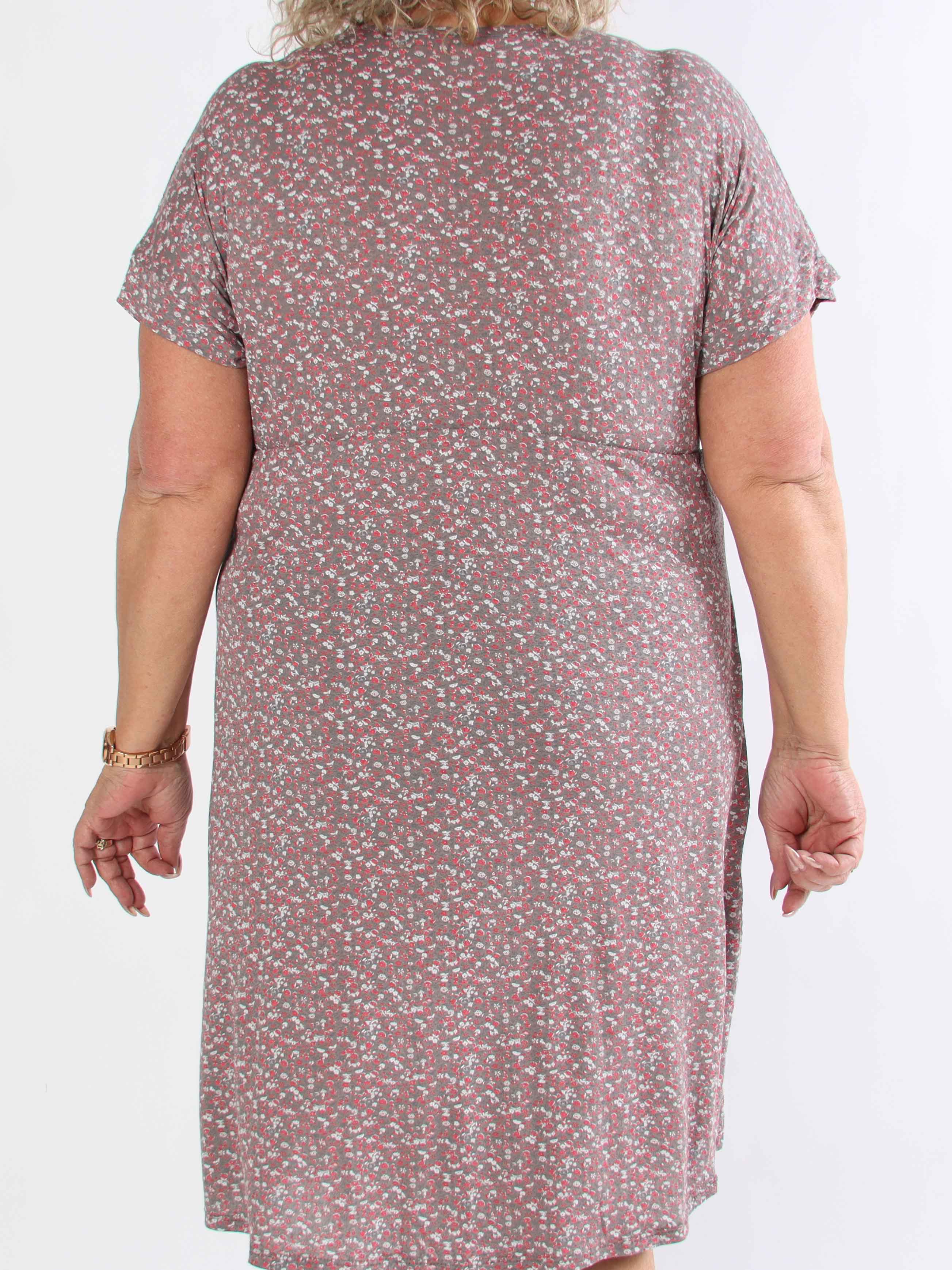 Maryam - Söt plus size klänning i mjuk viskos med blomstermönster