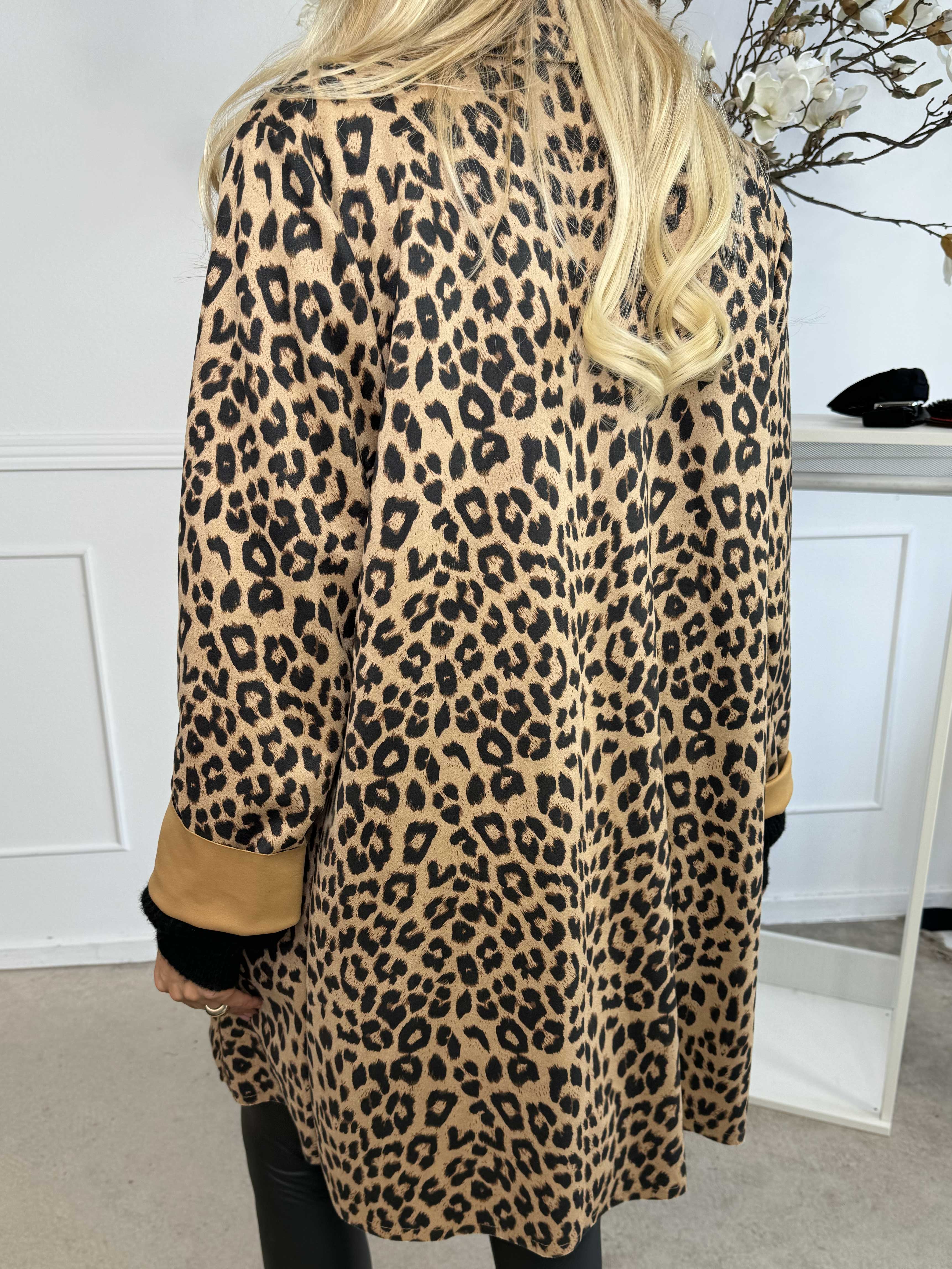 Belvi - Lättviktsrock i mjuk mockalook med leopardtryck