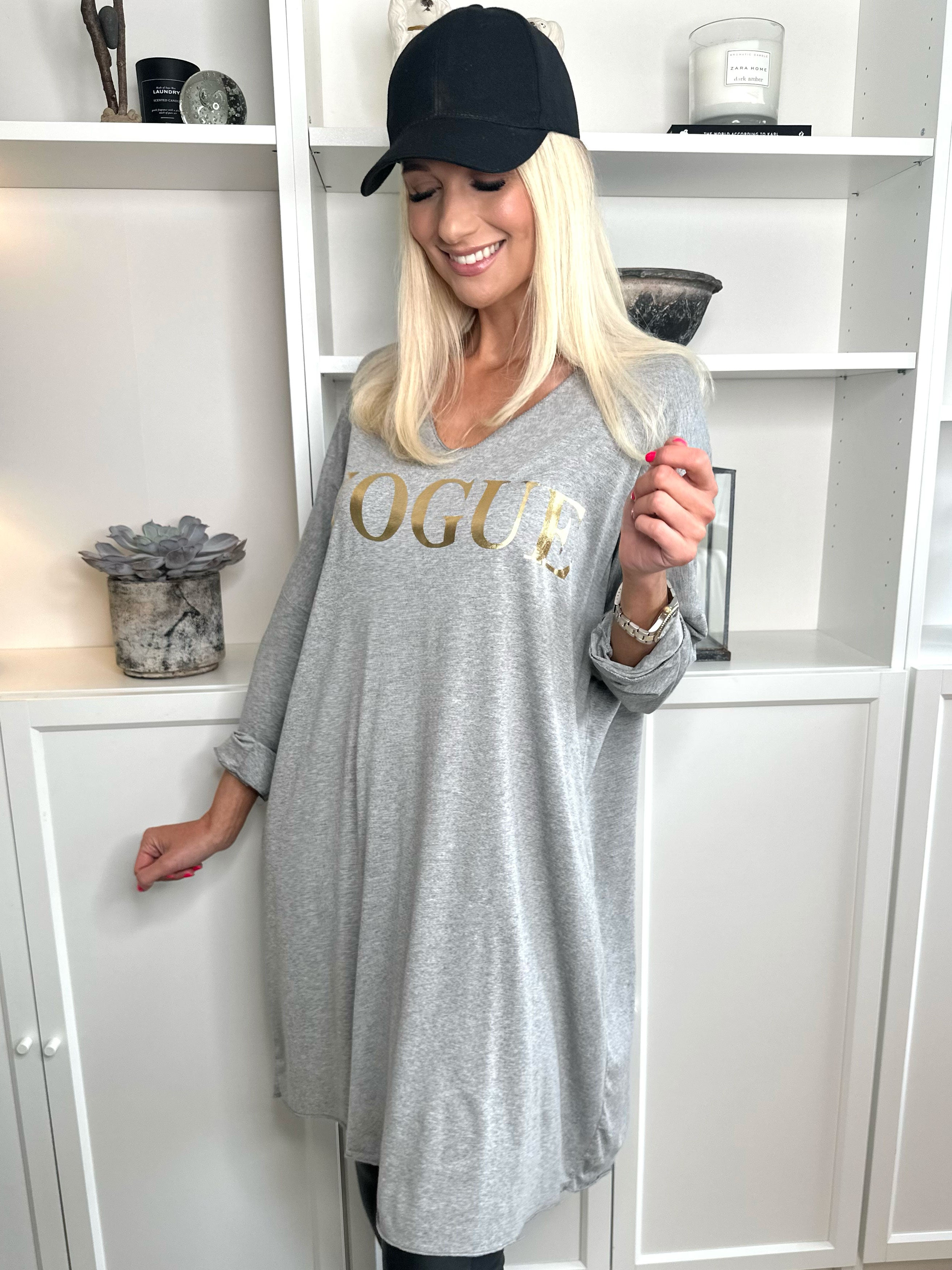 Vogue Long Sleeve - Långärmad klänning i viskos med guldskrift