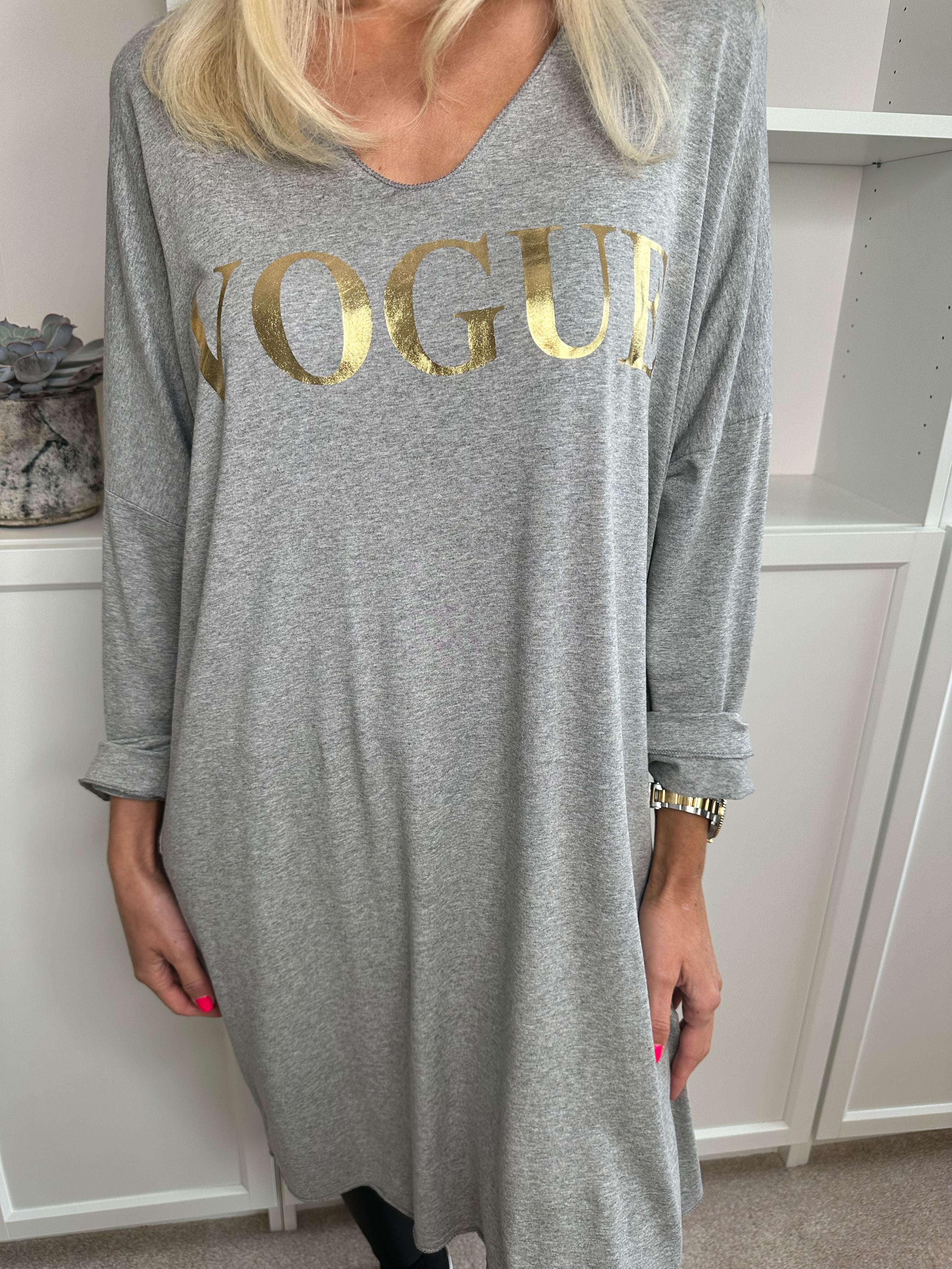 Vogue Long Sleeve - Långärmad klänning i viskos med guldskrift