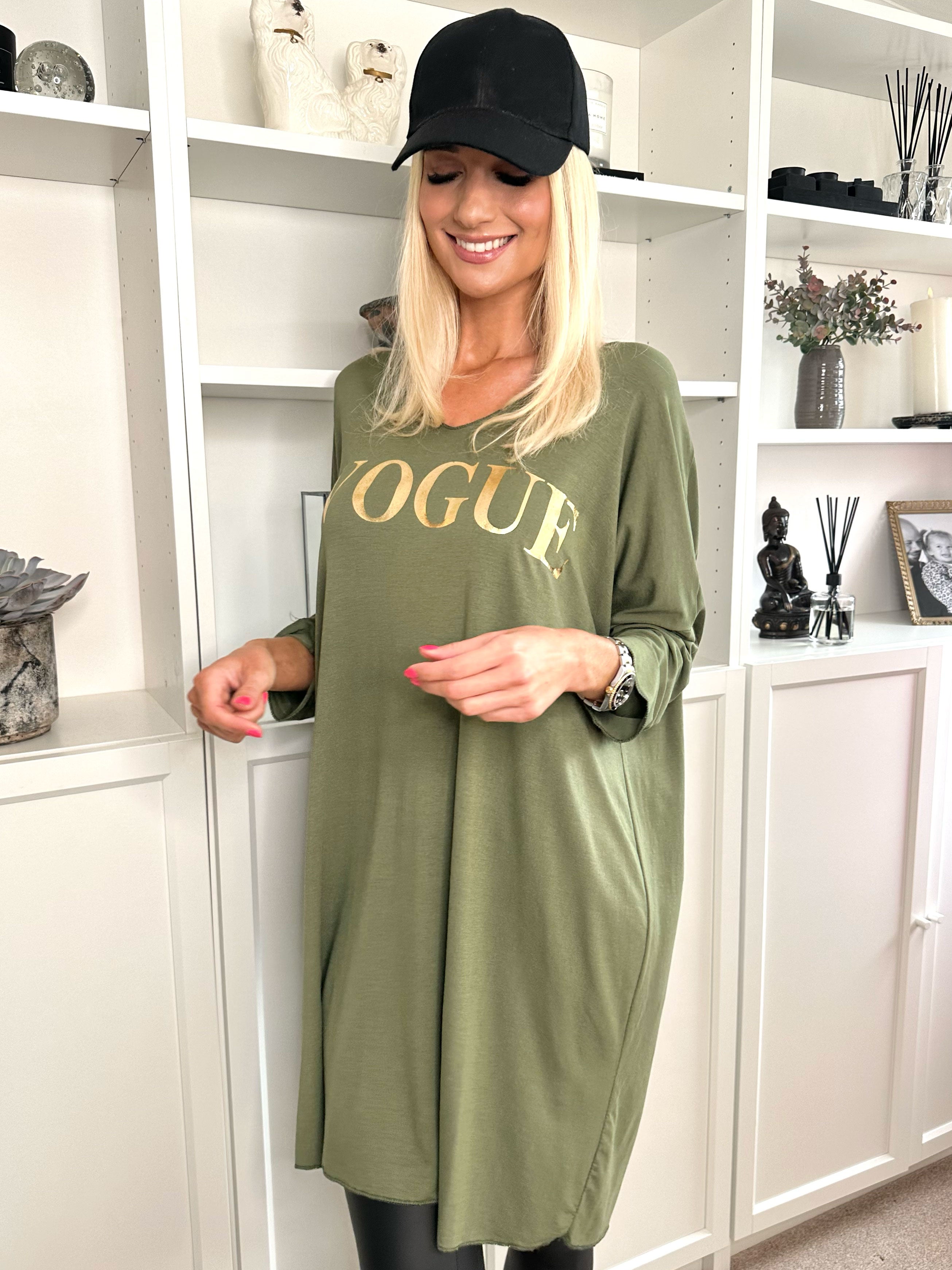 Vogue Long Sleeve - Långärmad klänning i viskos med guldskrift
