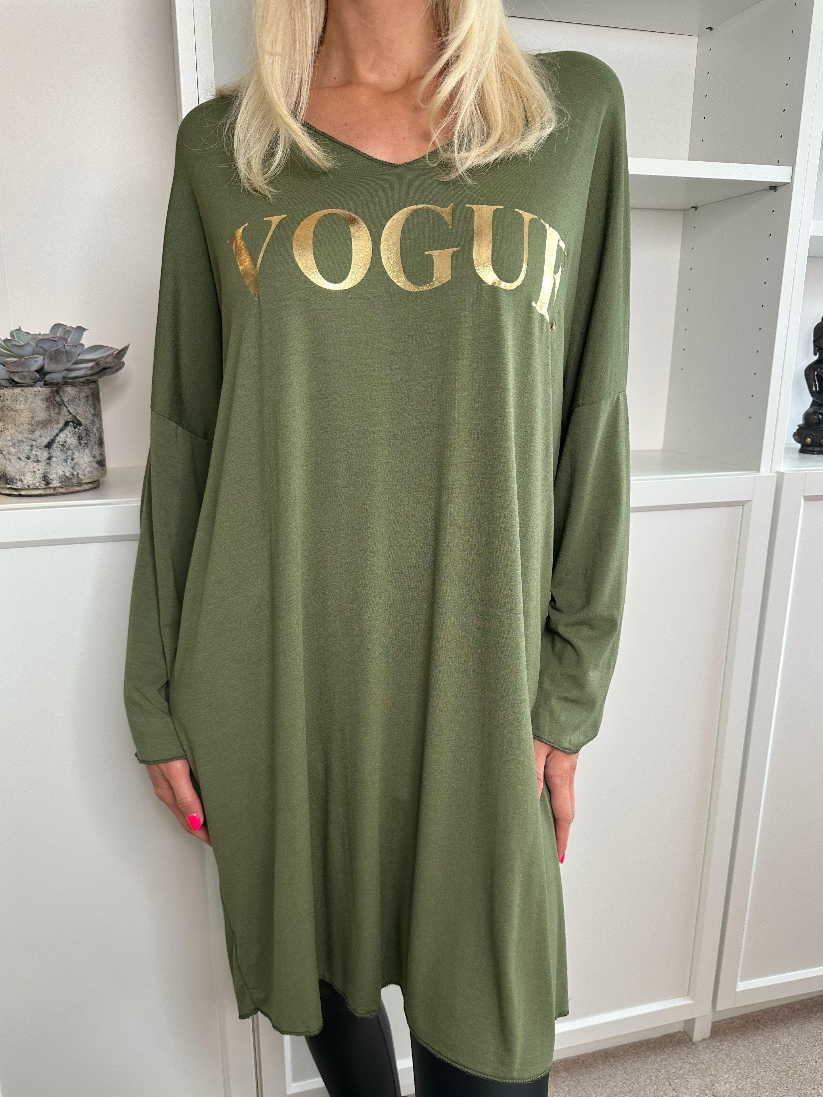 Vogue Long Sleeve - Långärmad klänning i viskos med guldskrift