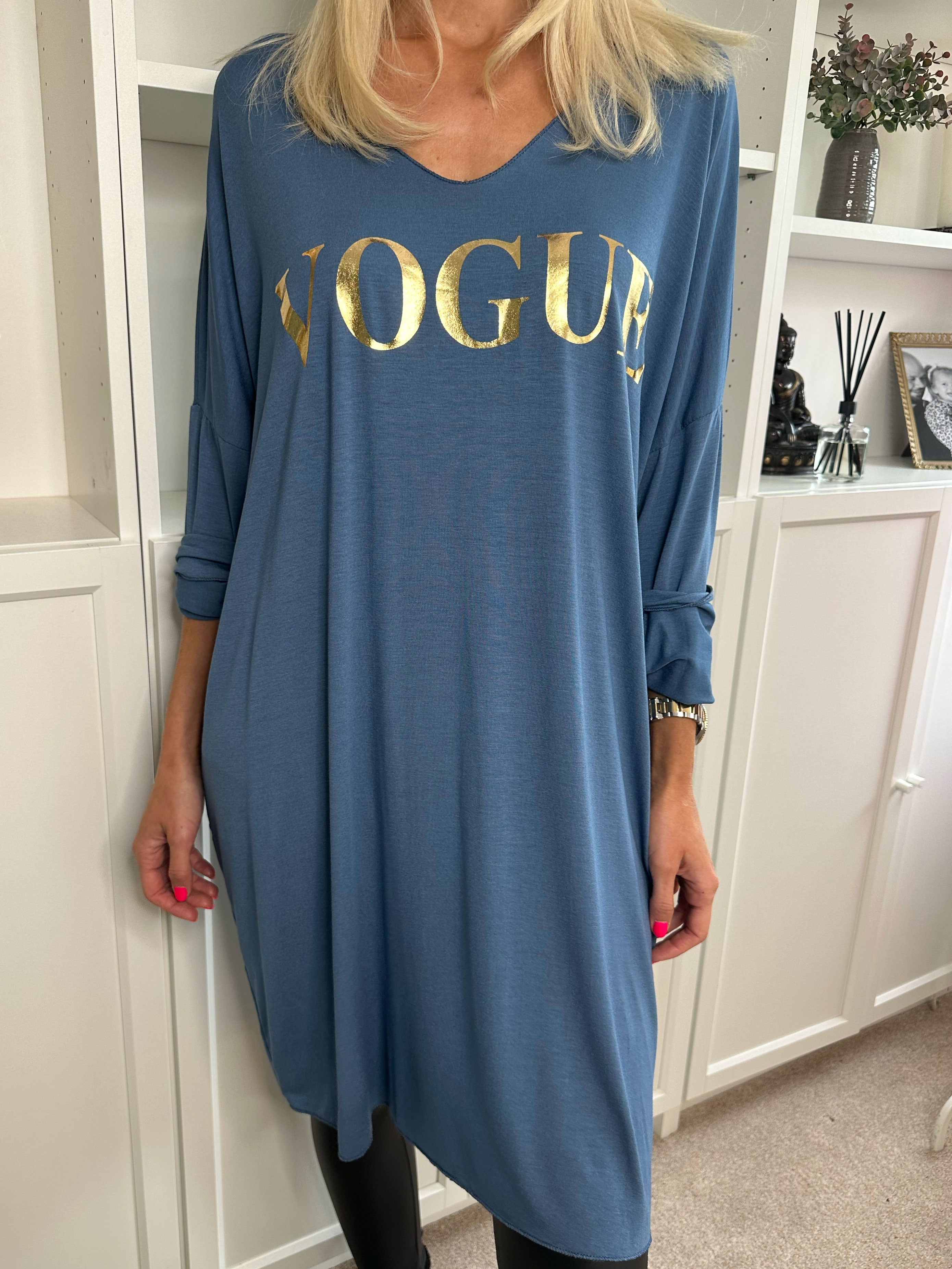Vogue Long Sleeve - Långärmad klänning i viskos med guldskrift
