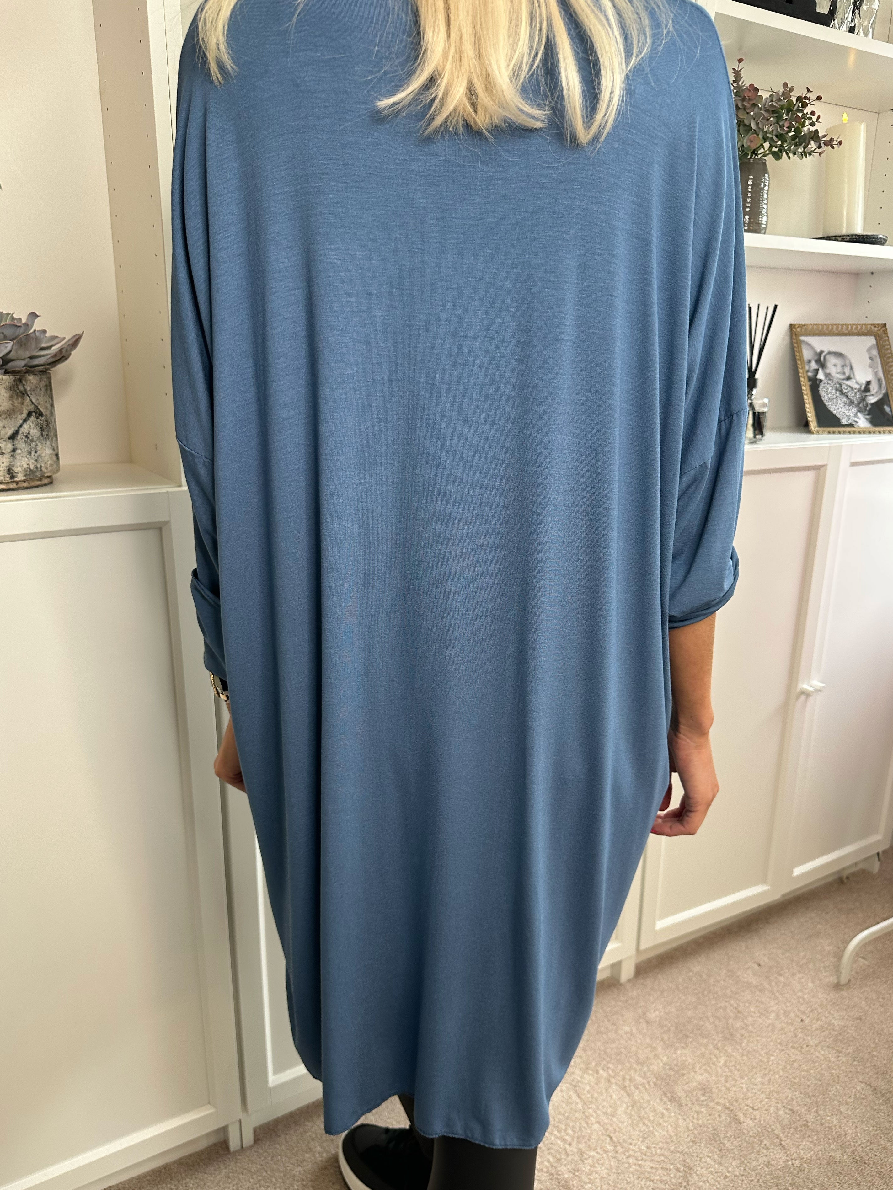 Vogue Long Sleeve - Långärmad klänning i viskos med guldskrift