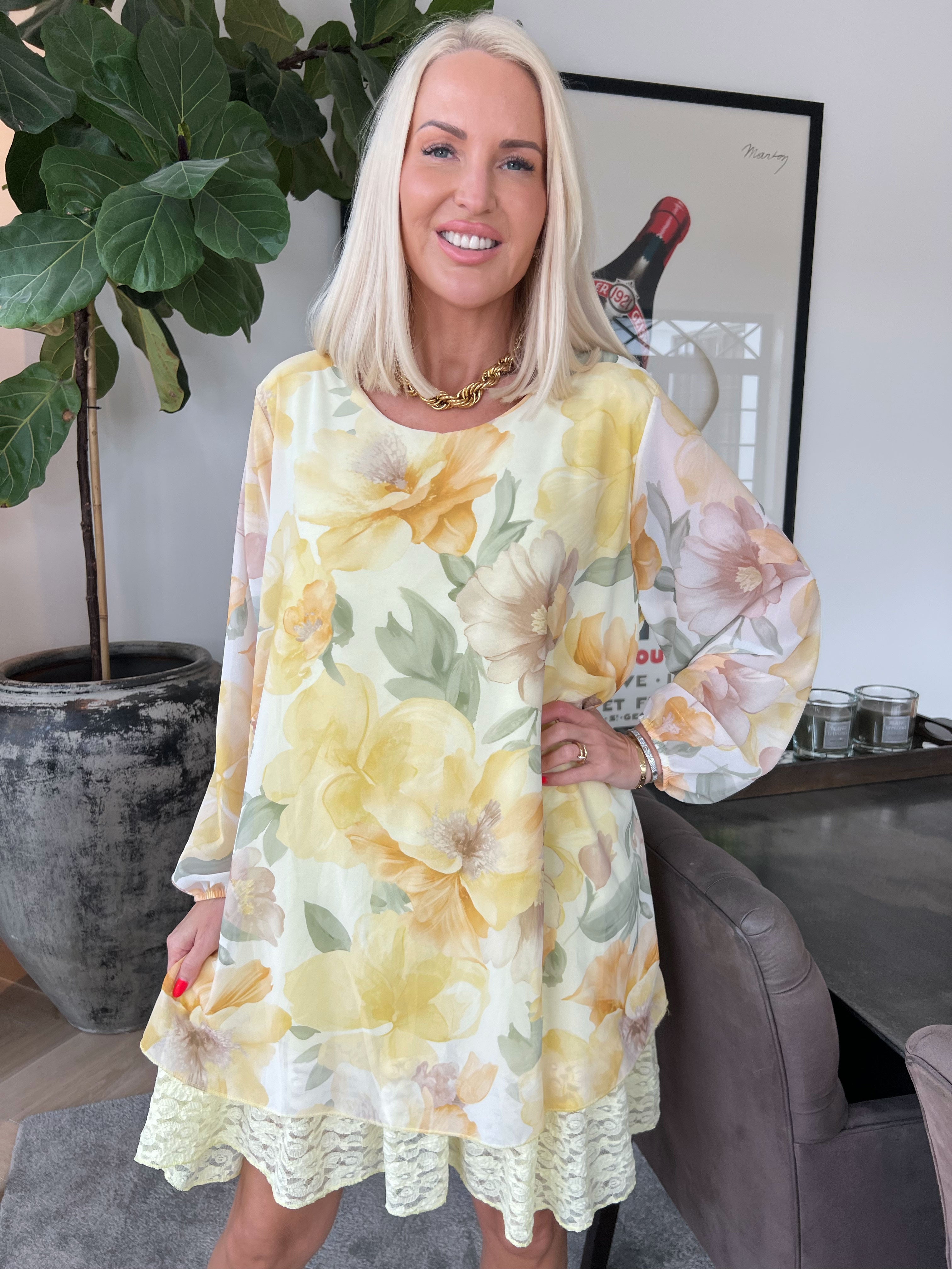 Lauren - Blommig chiffongklänning med tunika och spetskant