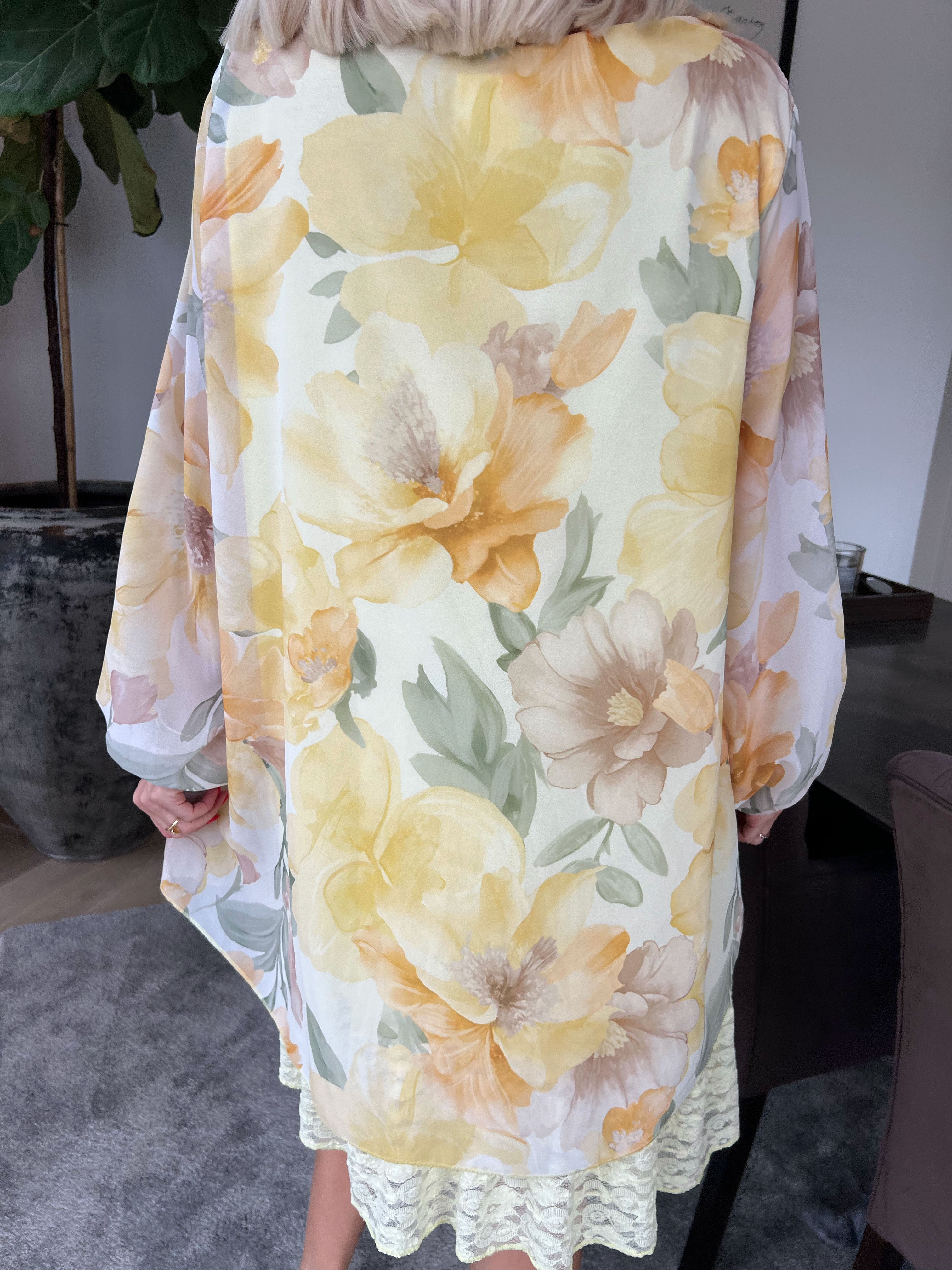 Lauren - Blommig chiffongklänning med tunika och spetskant