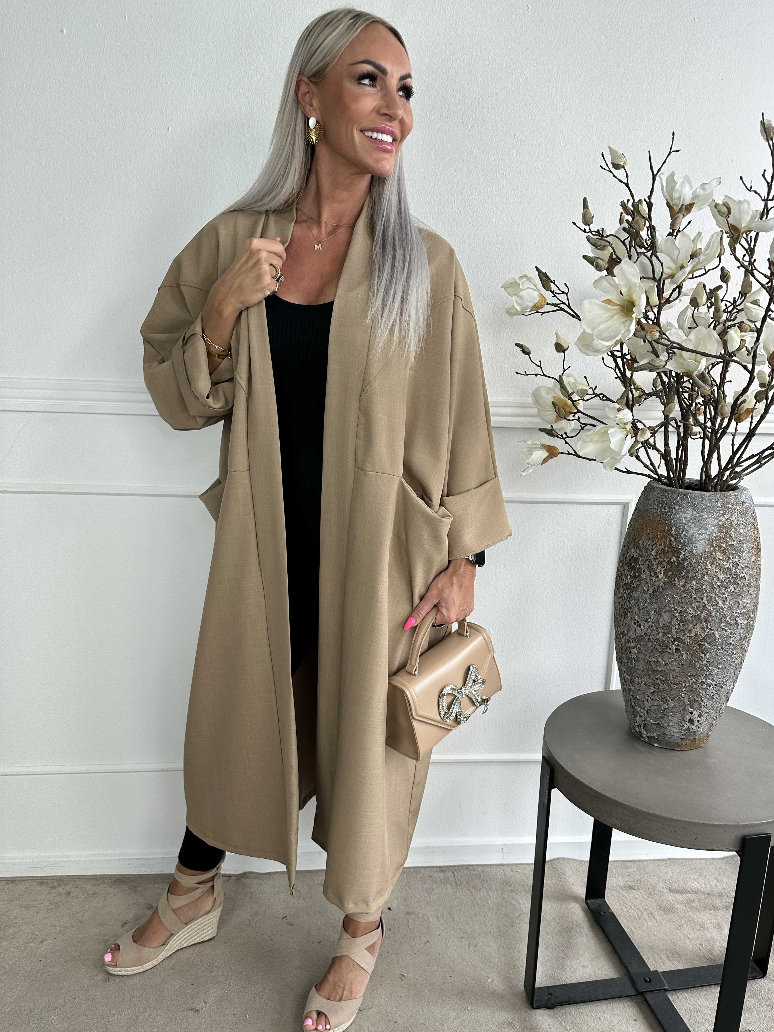 Annah Light - Oversized kappa med tydliga sömmar och fickor