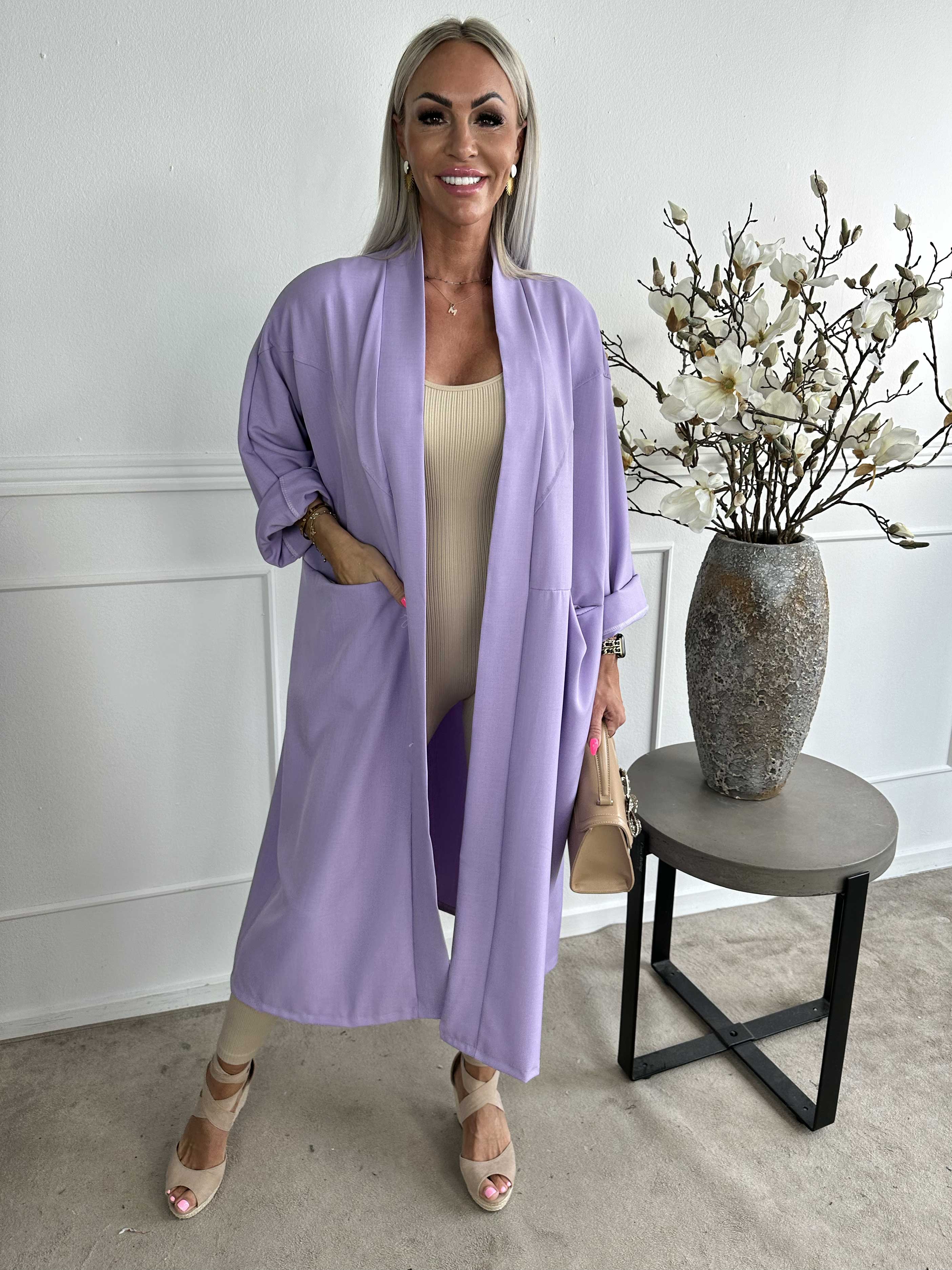 Annah Light - Oversized kappa med tydliga sömmar och fickor