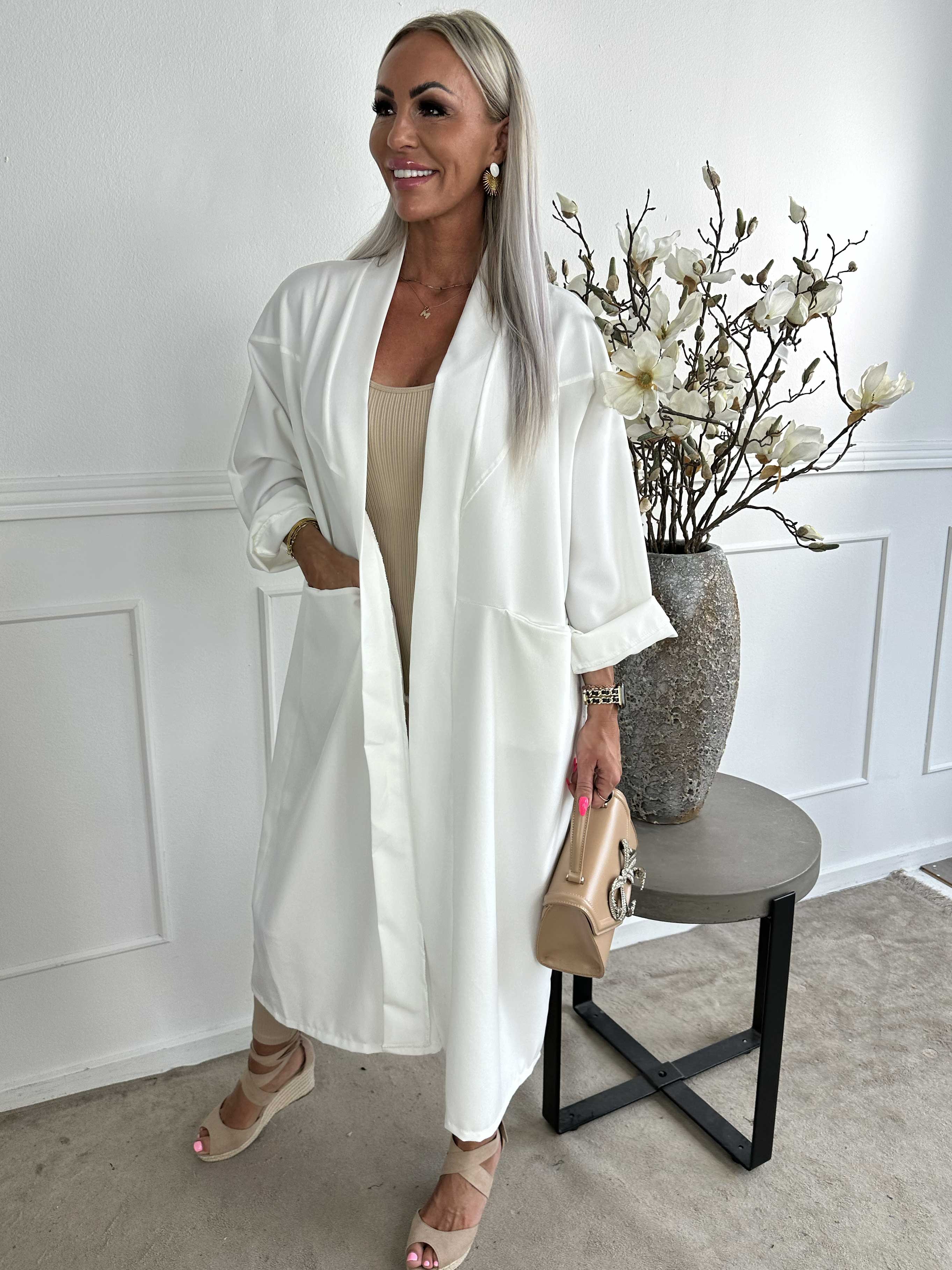 Annah Light - Oversized kappa med tydliga sömmar och fickor