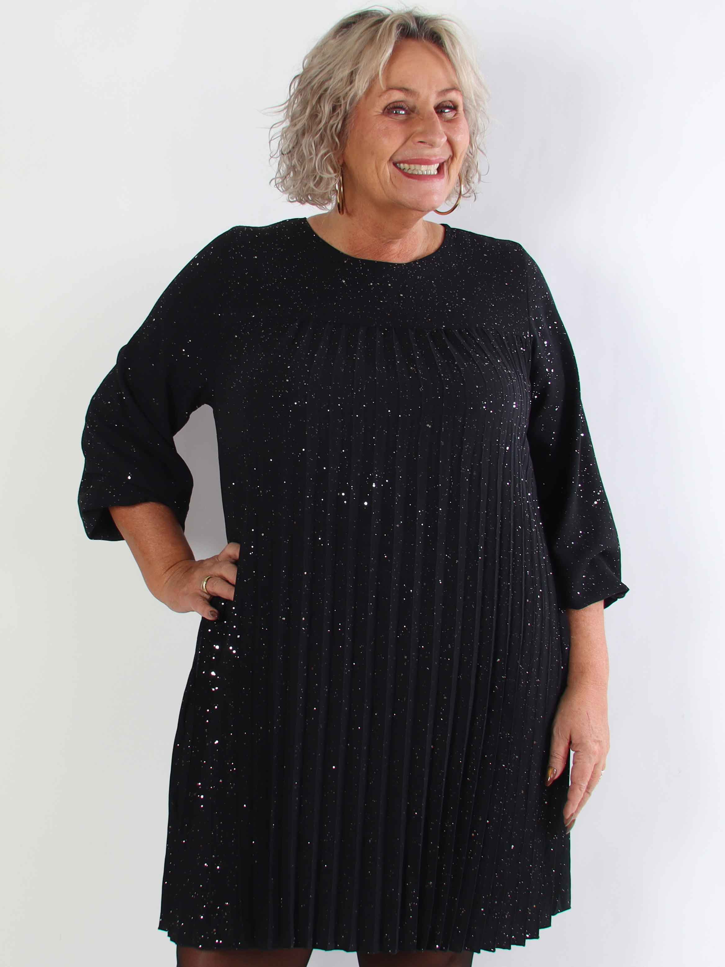 Nancy Glitter Short L/S - Plisserad plus size klänning med fickor och glitter