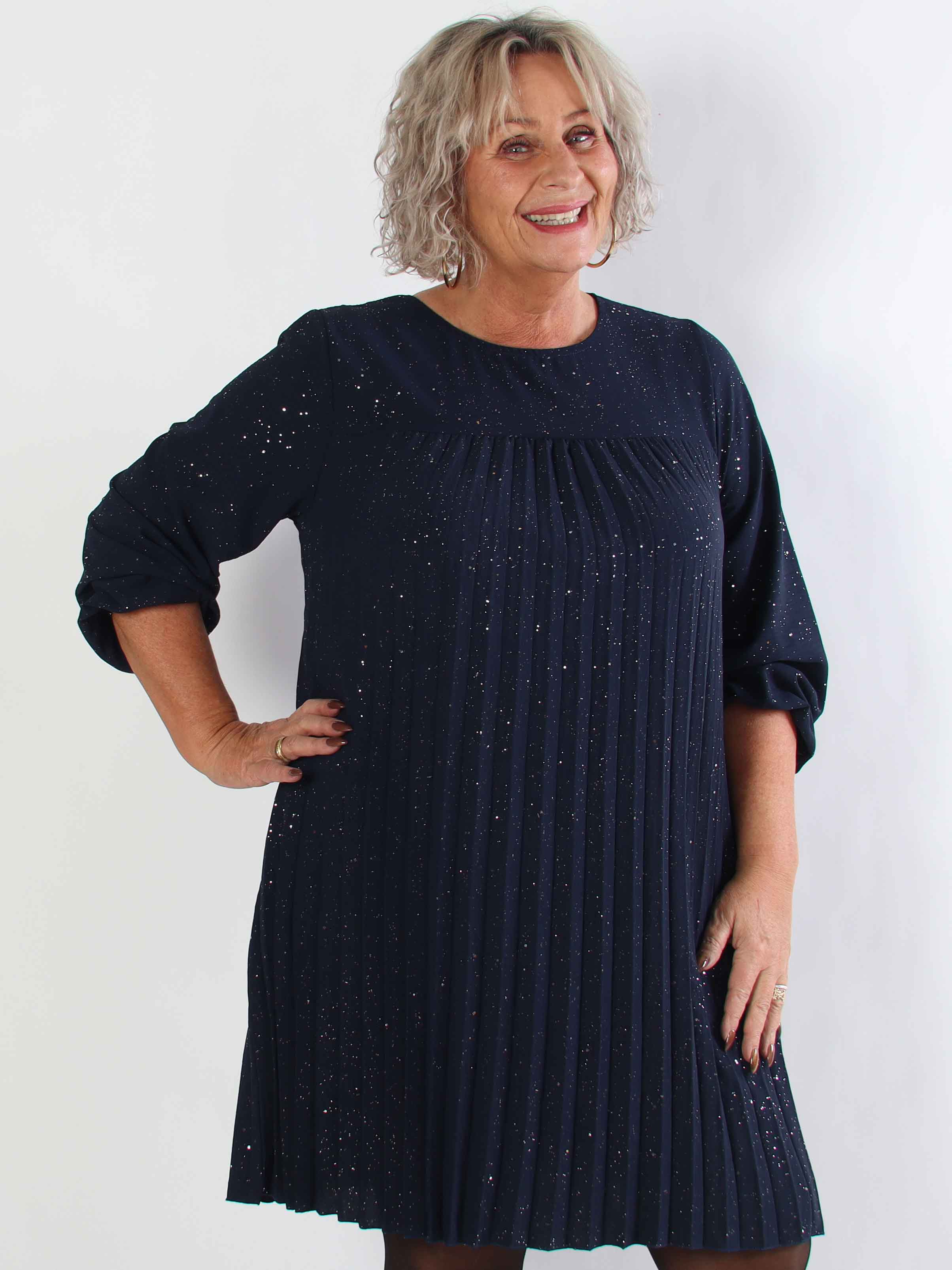 Nancy Glitter Short L/S - Plisserad plus size klänning med fickor och glitter