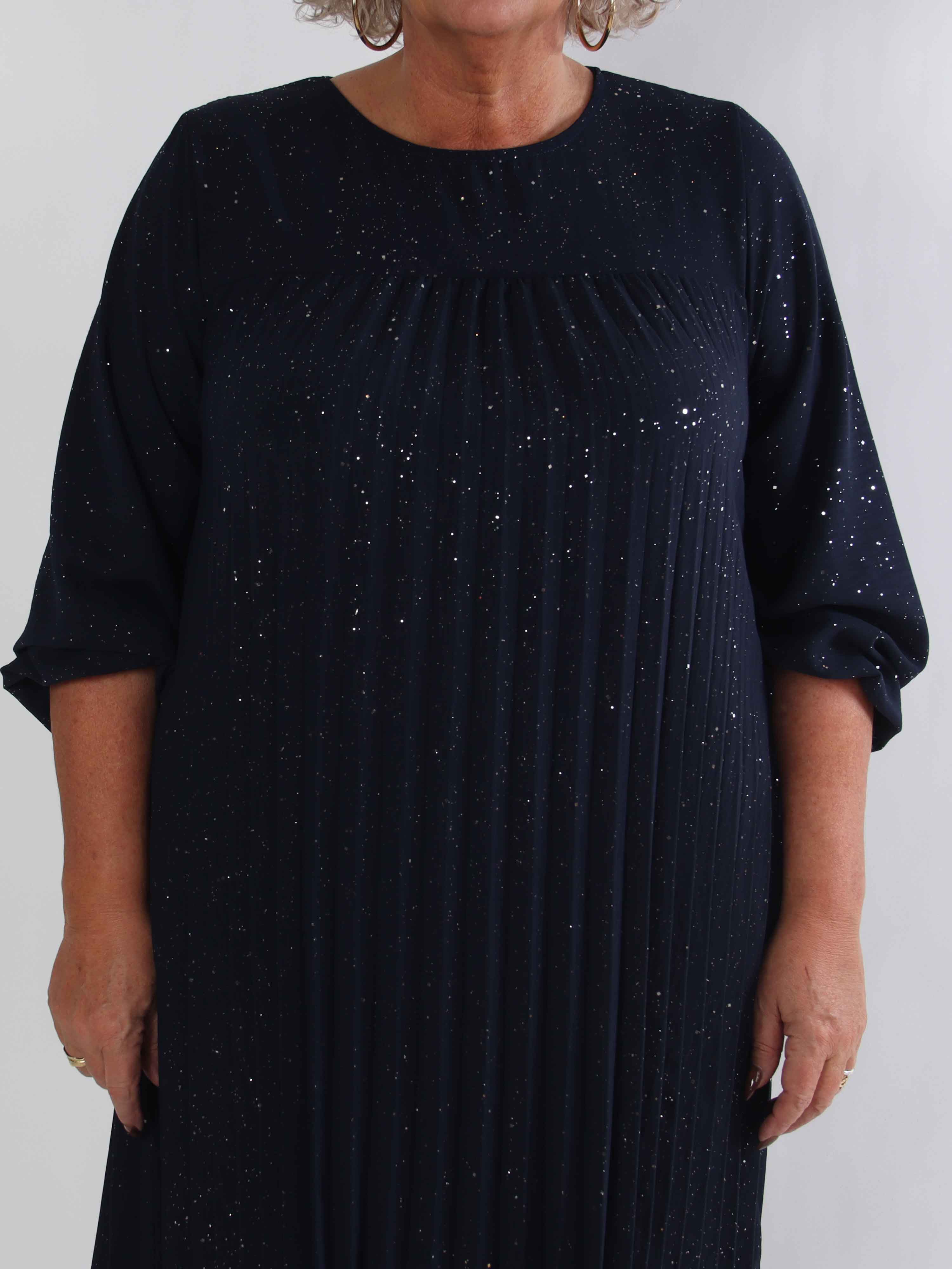 Nancy Glitter Short L/S - Plisserad plus size klänning med fickor och glitter