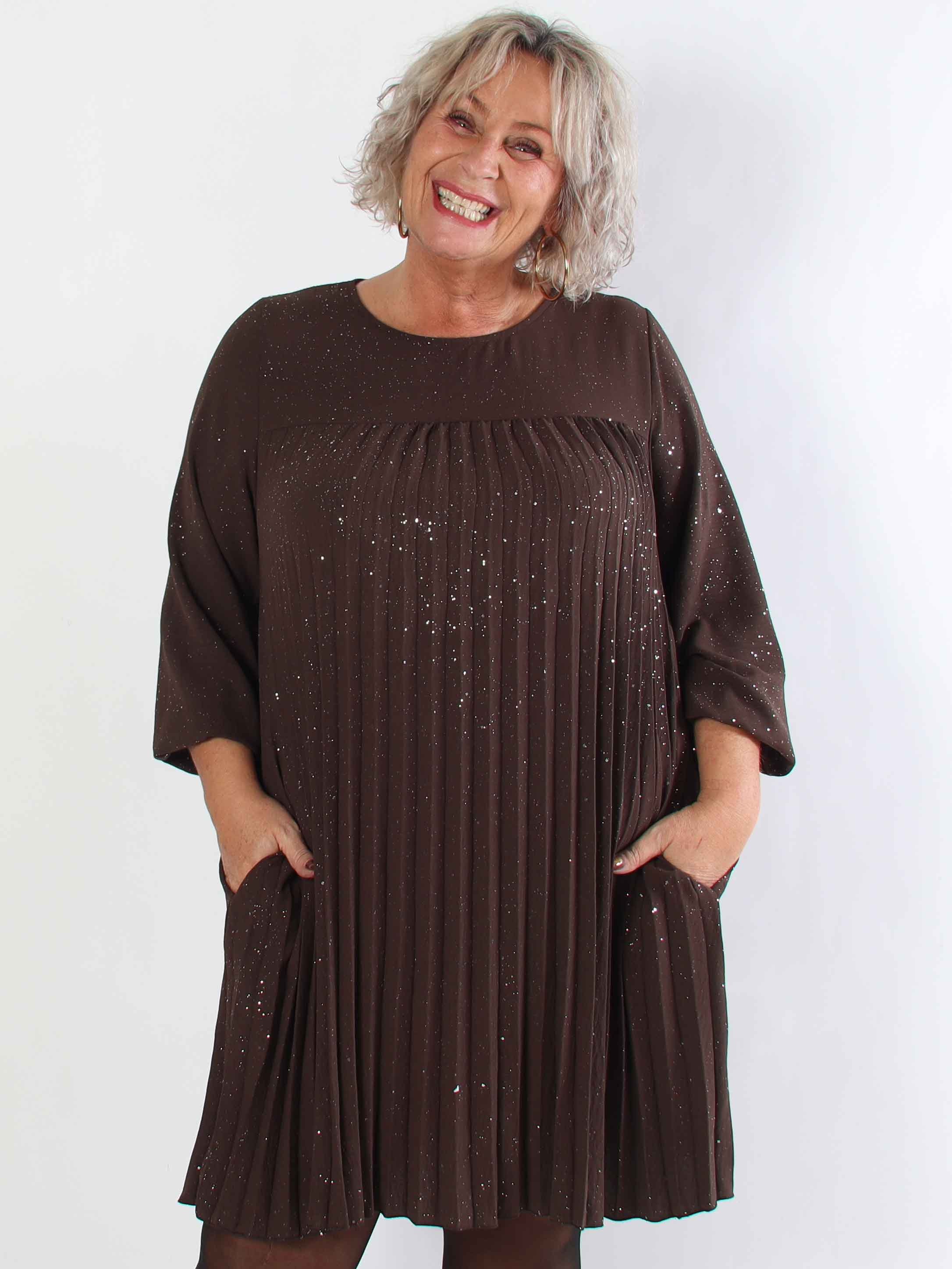 Nancy Glitter Short L/S - Plisserad plus size klänning med fickor och glitter