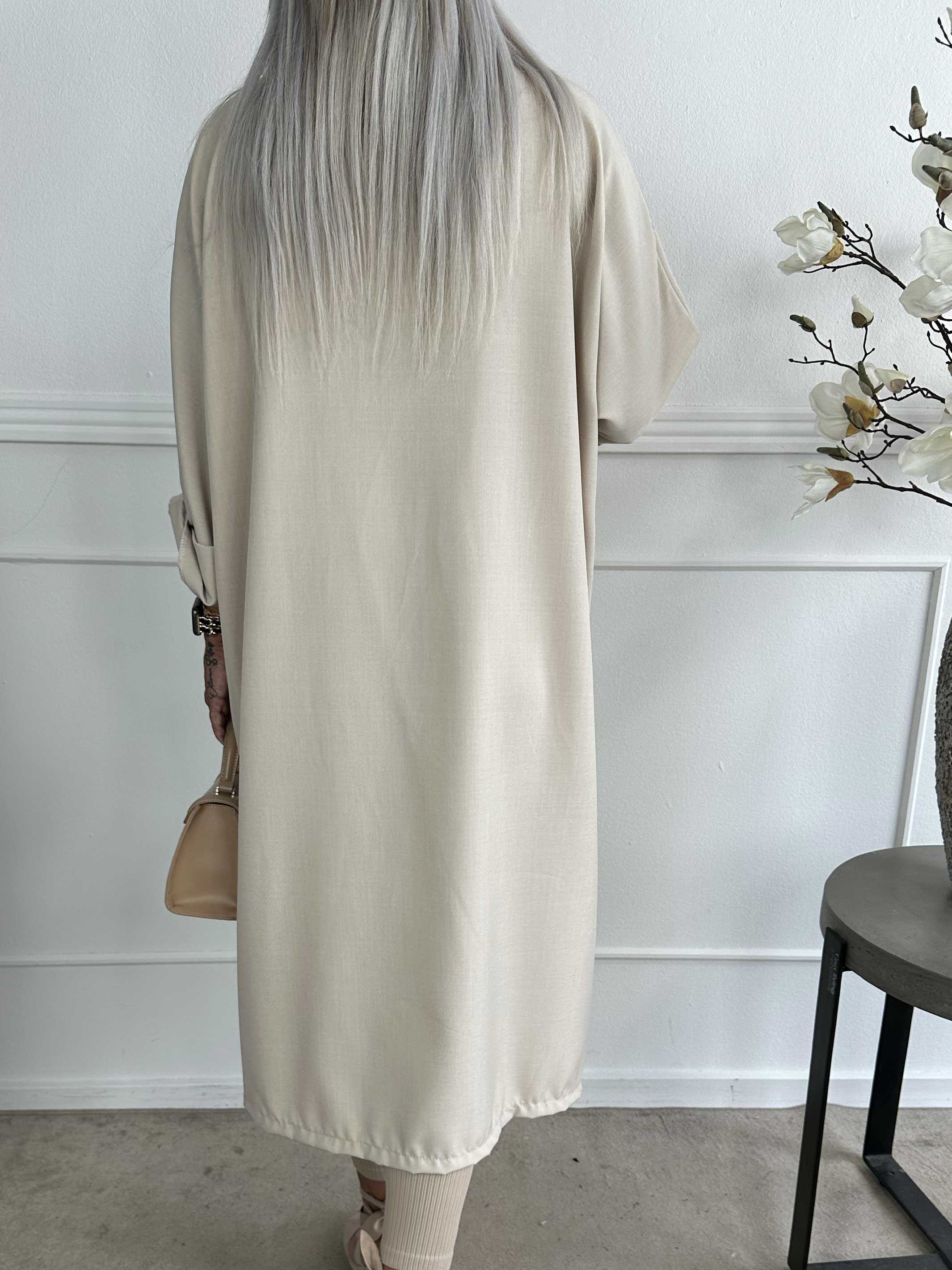 Annah Light - Oversized kappa med tydliga sömmar och fickor