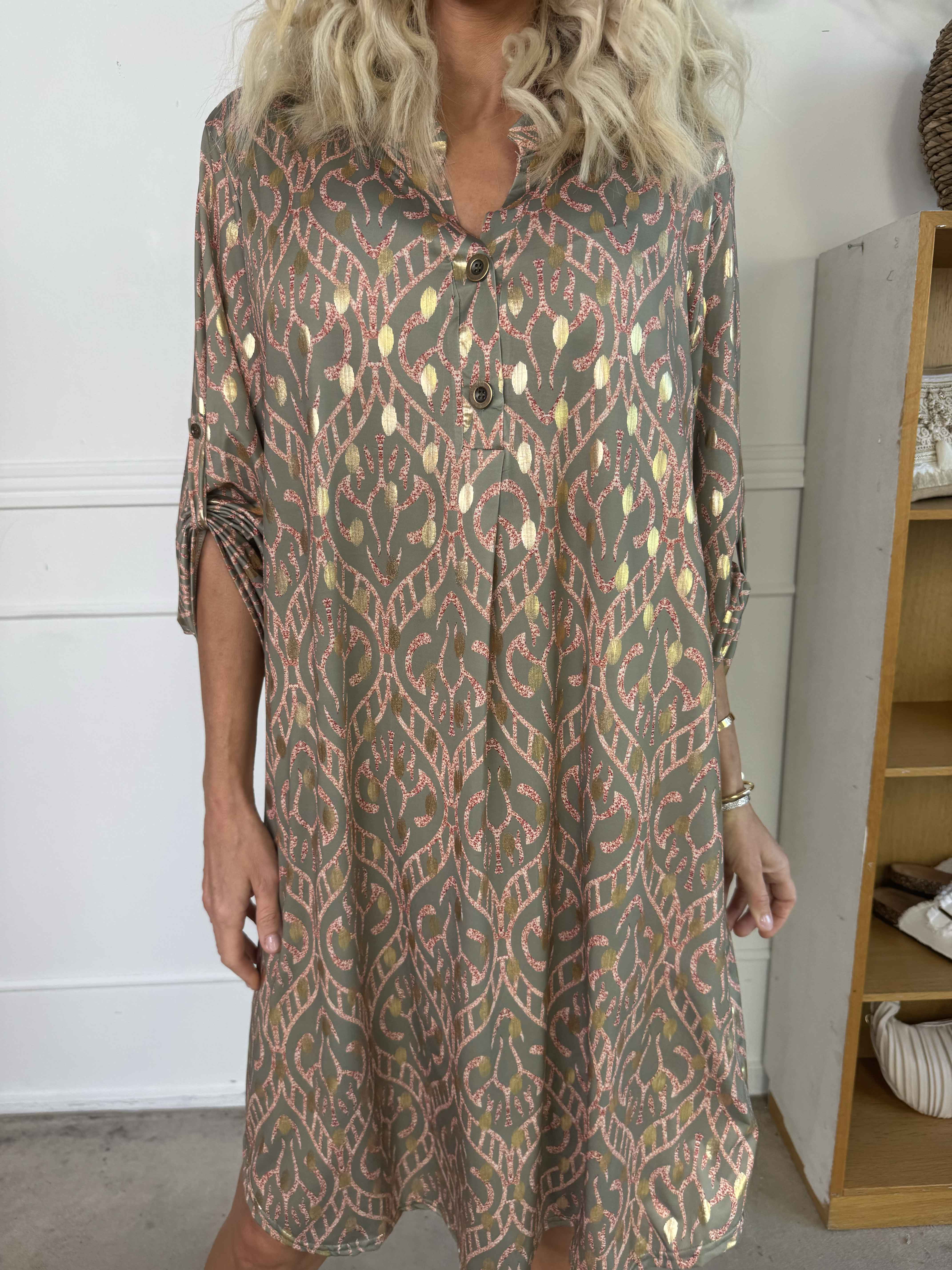 Ebba Boho Long - Elastisk mönstrad klänning med guldprickar