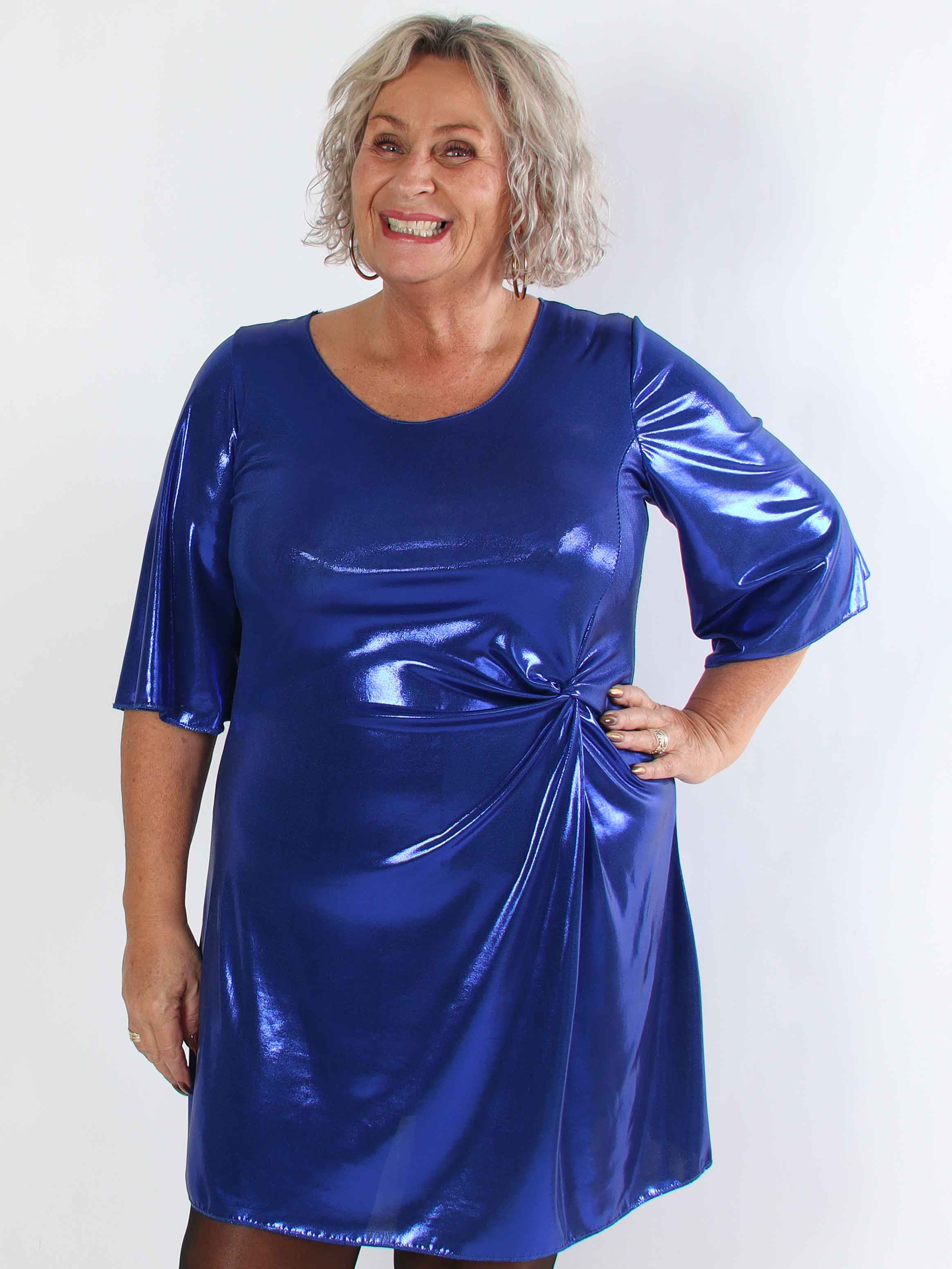 Roxy - Plus size klänning i glansigt material med elegant knytdetalj