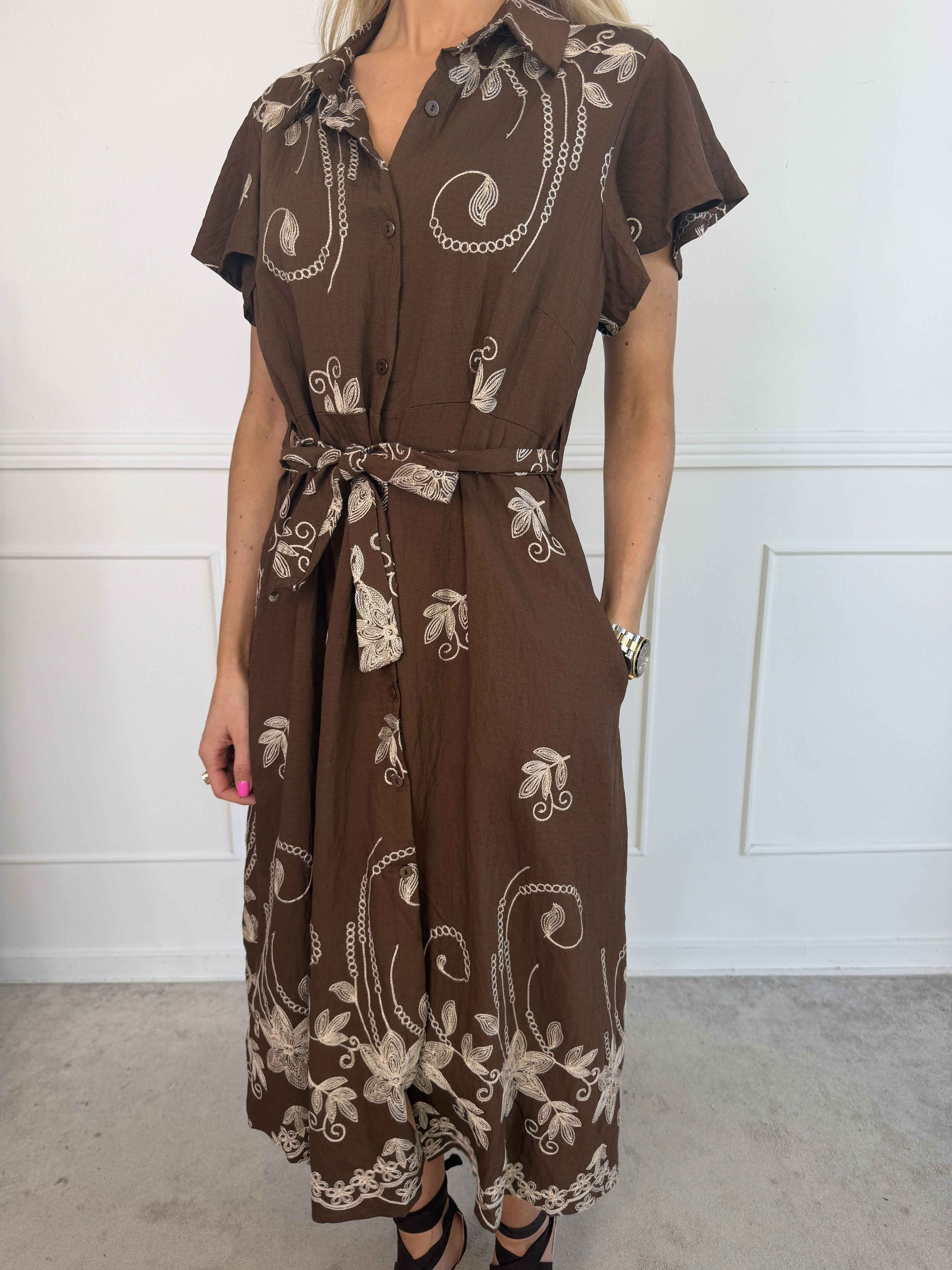 Marianne - Skjortklänning i viskos med broderade detaljer och volangärmar.