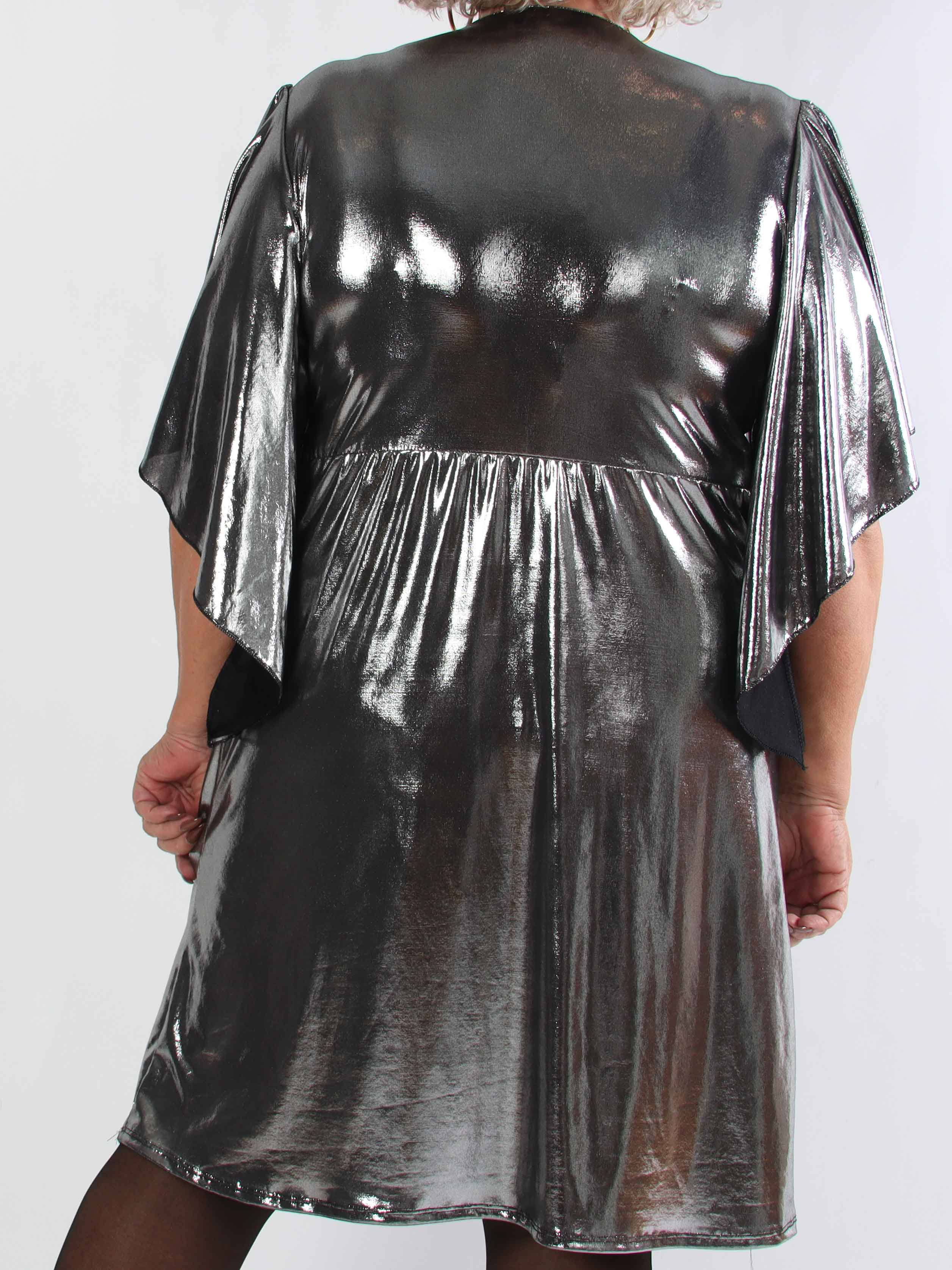 Safi - Elegant plus size klänning i glansigt material med söta ärmar