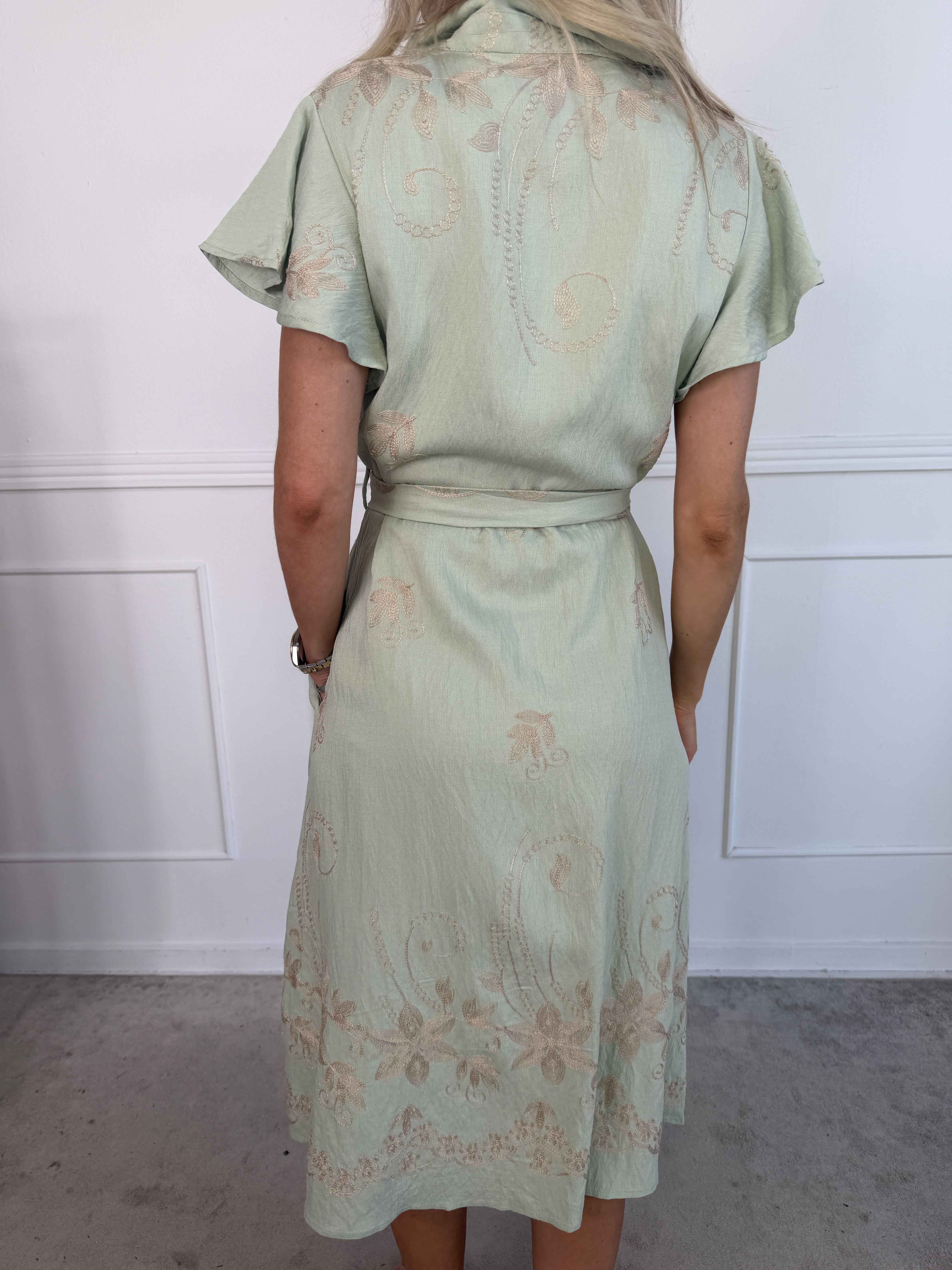 Marianne - Skjortklänning i viskos med broderade detaljer och volangärmar.