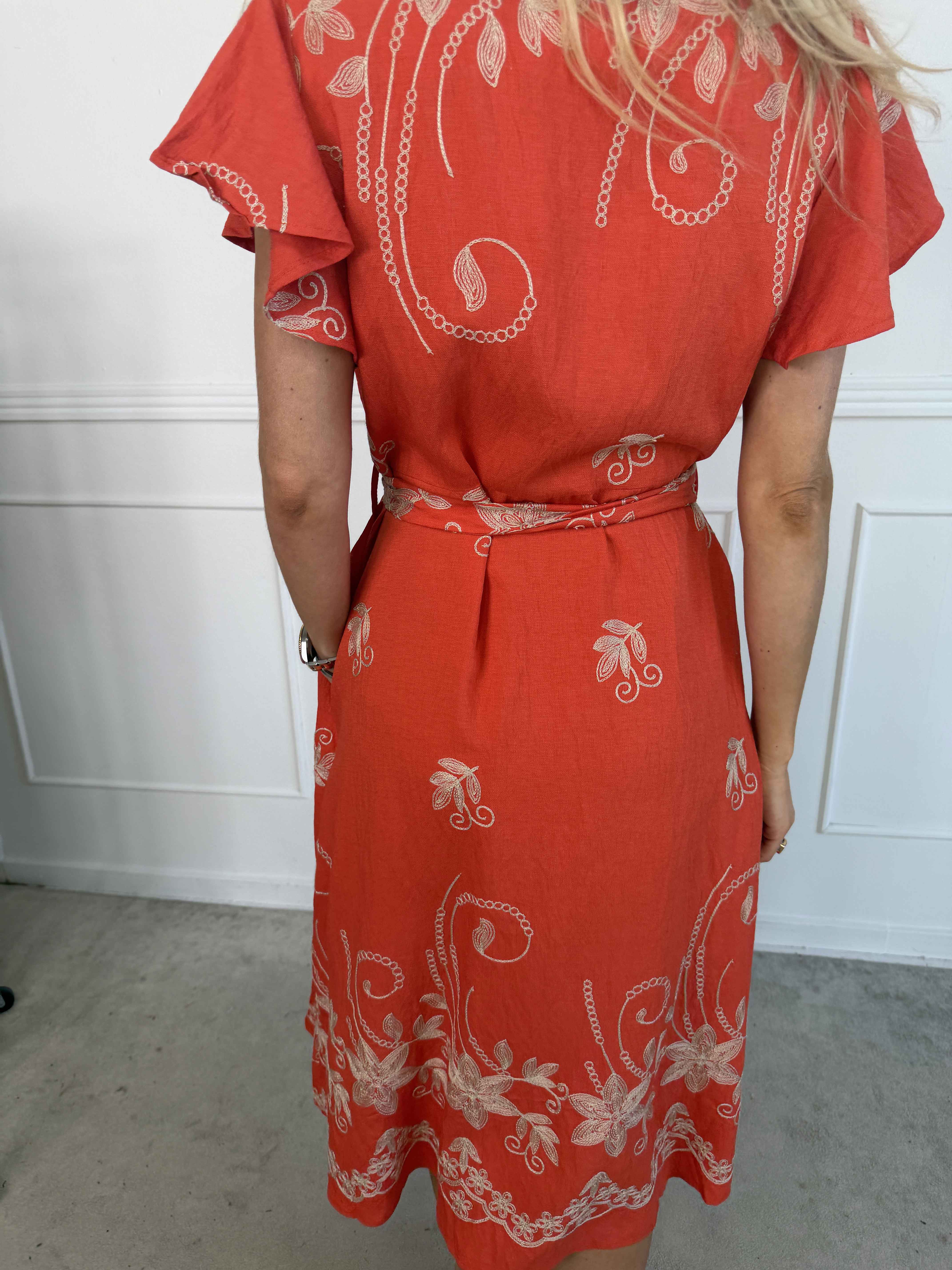 Marianne - Skjortklänning i viskos med broderade detaljer och volangärmar.