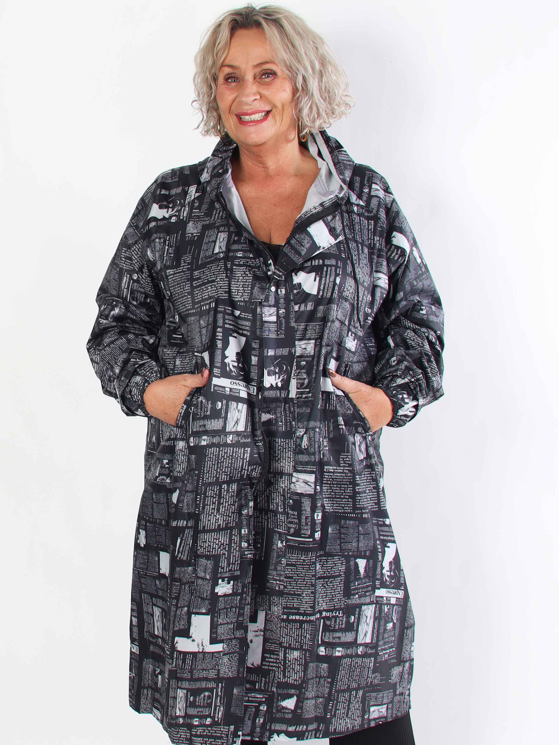Reina Print - Plus size regnjacka med tidningstryck