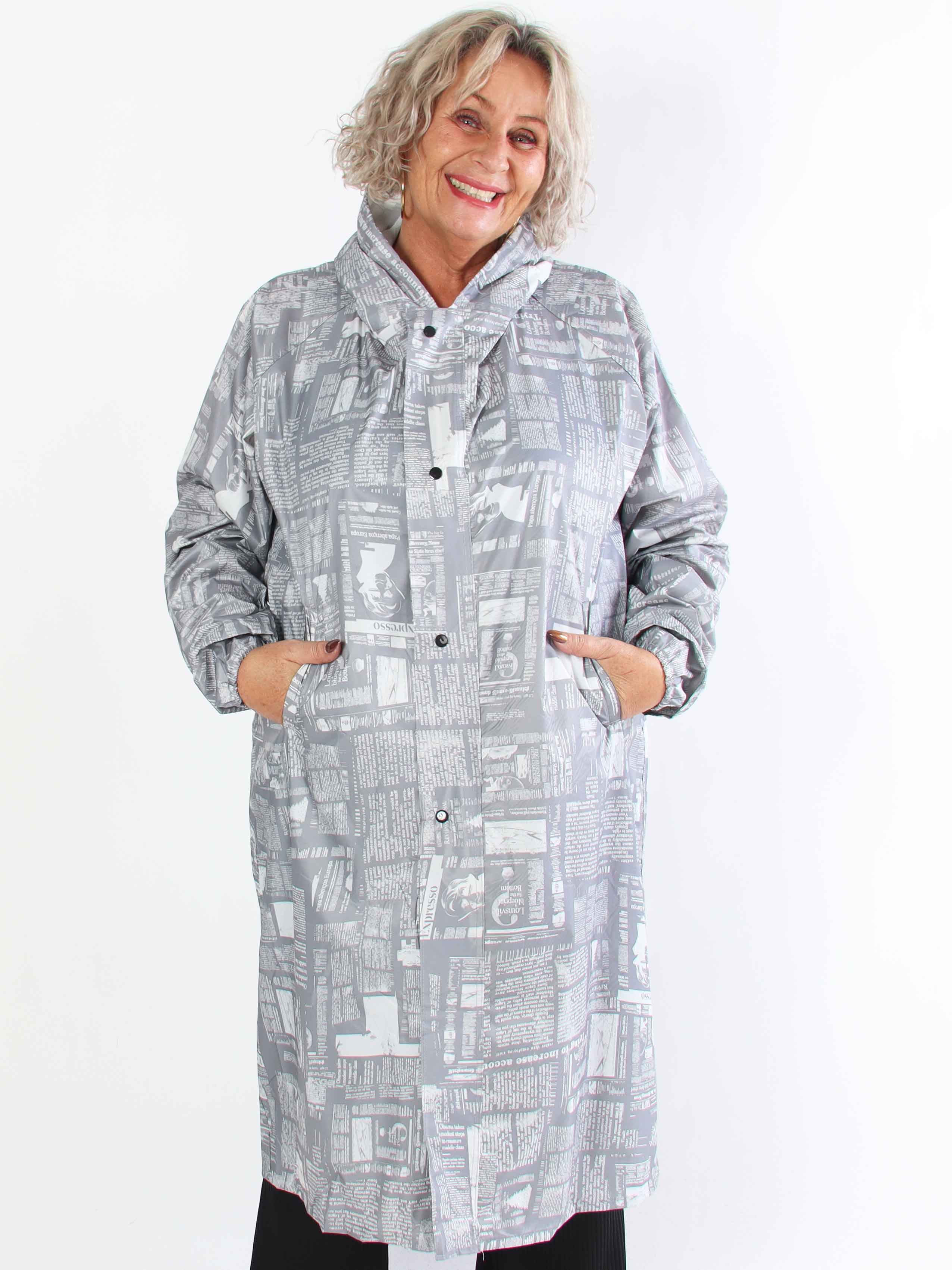Reina Print - Plus size regnjacka med tidningstryck